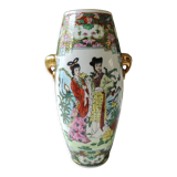 Japanese Chinese polychrome vase in fine porcelain. Motifs Geishas
