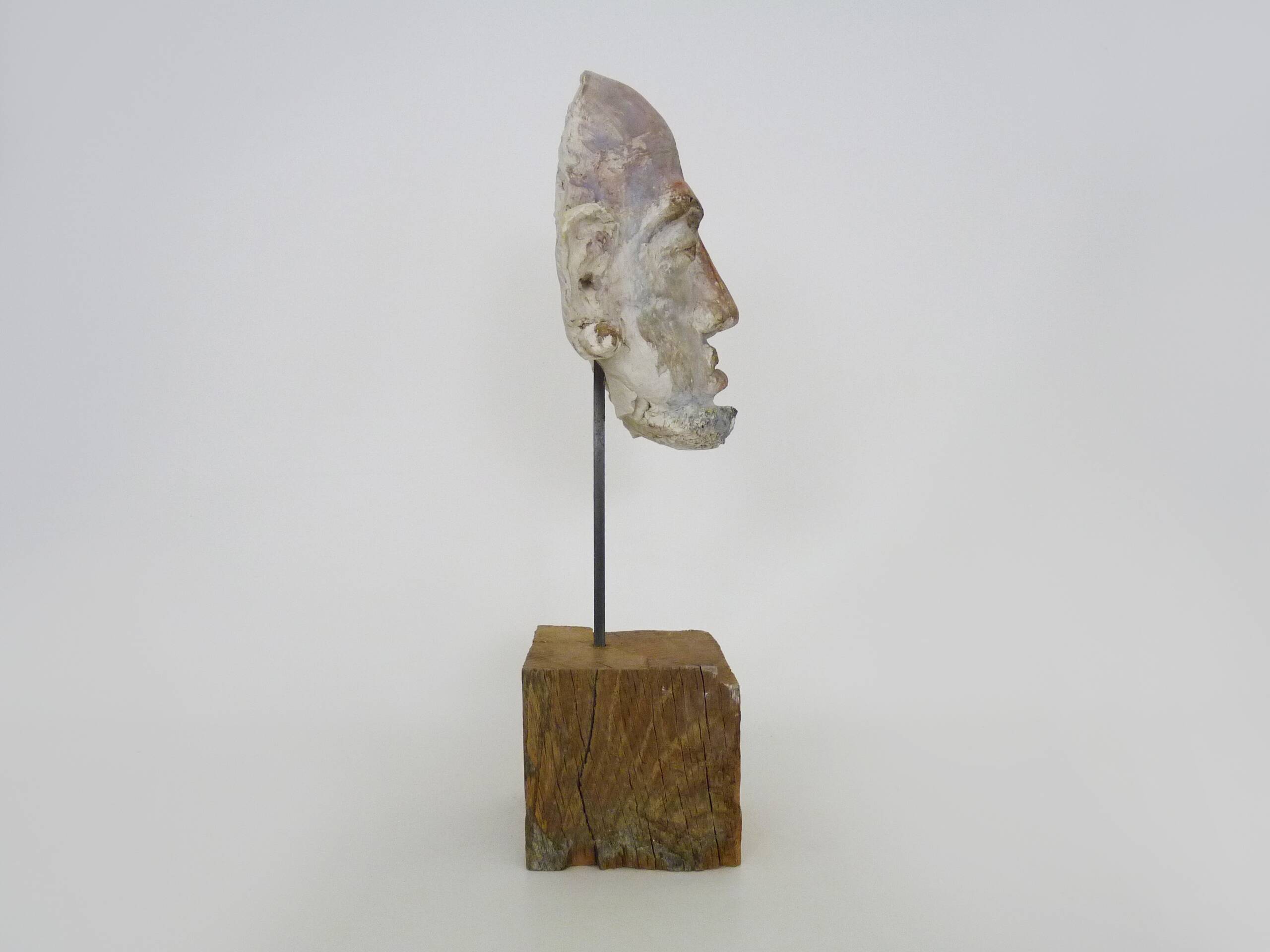 Face sculpture in polychrome earth and plaster, cabinet of curiosities. Ph Monaux. Ariège artist
