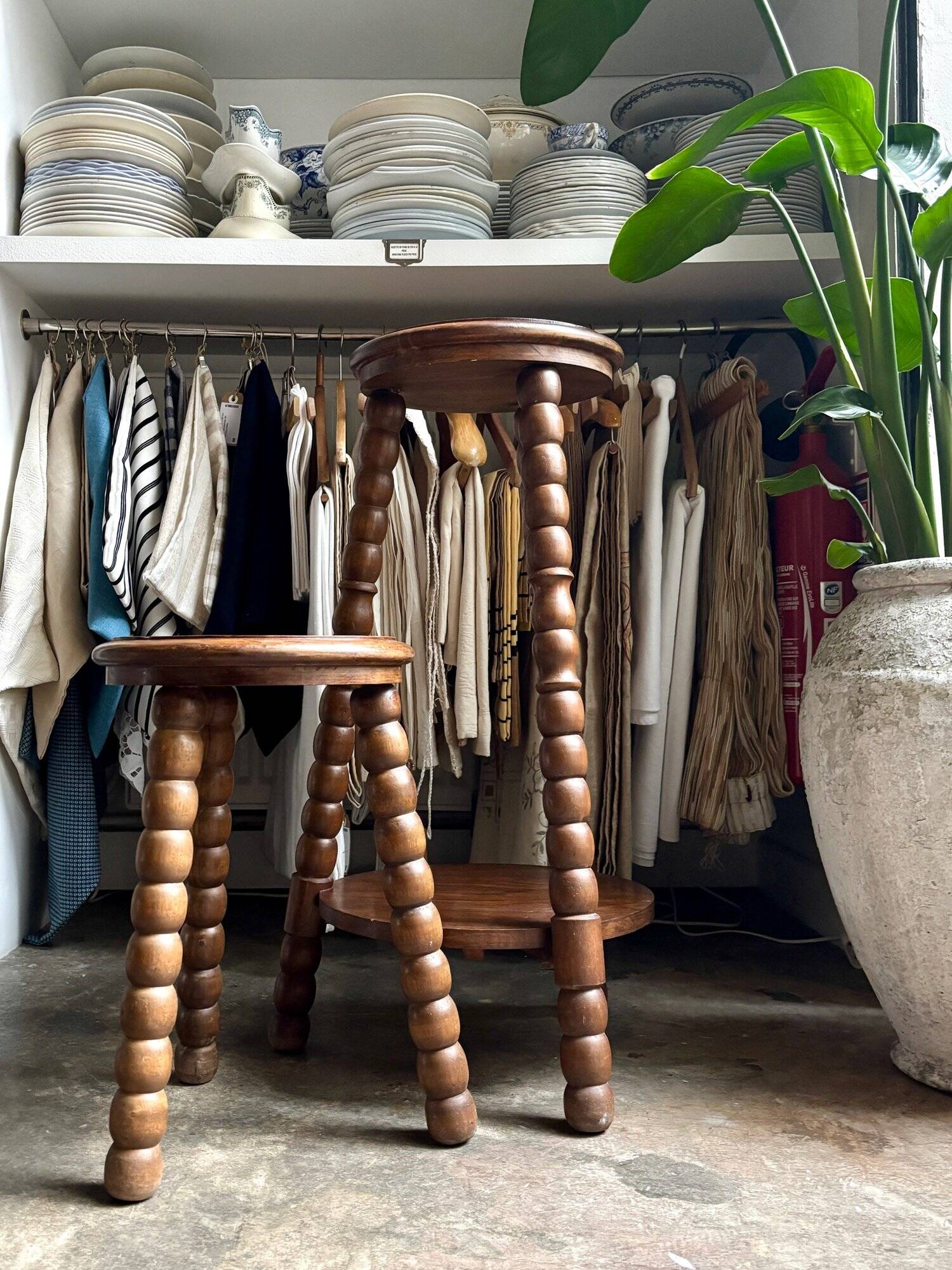 Sellette tripode en bois foncé
