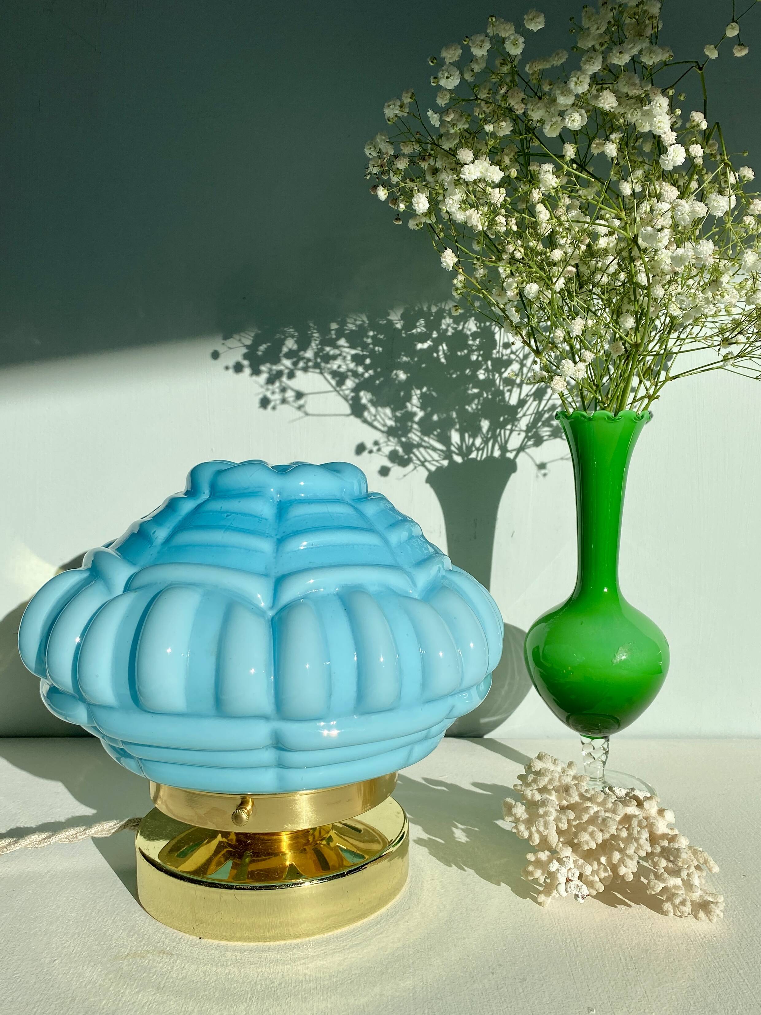 Lampe à poser globe vintage art déco en opaline bleue