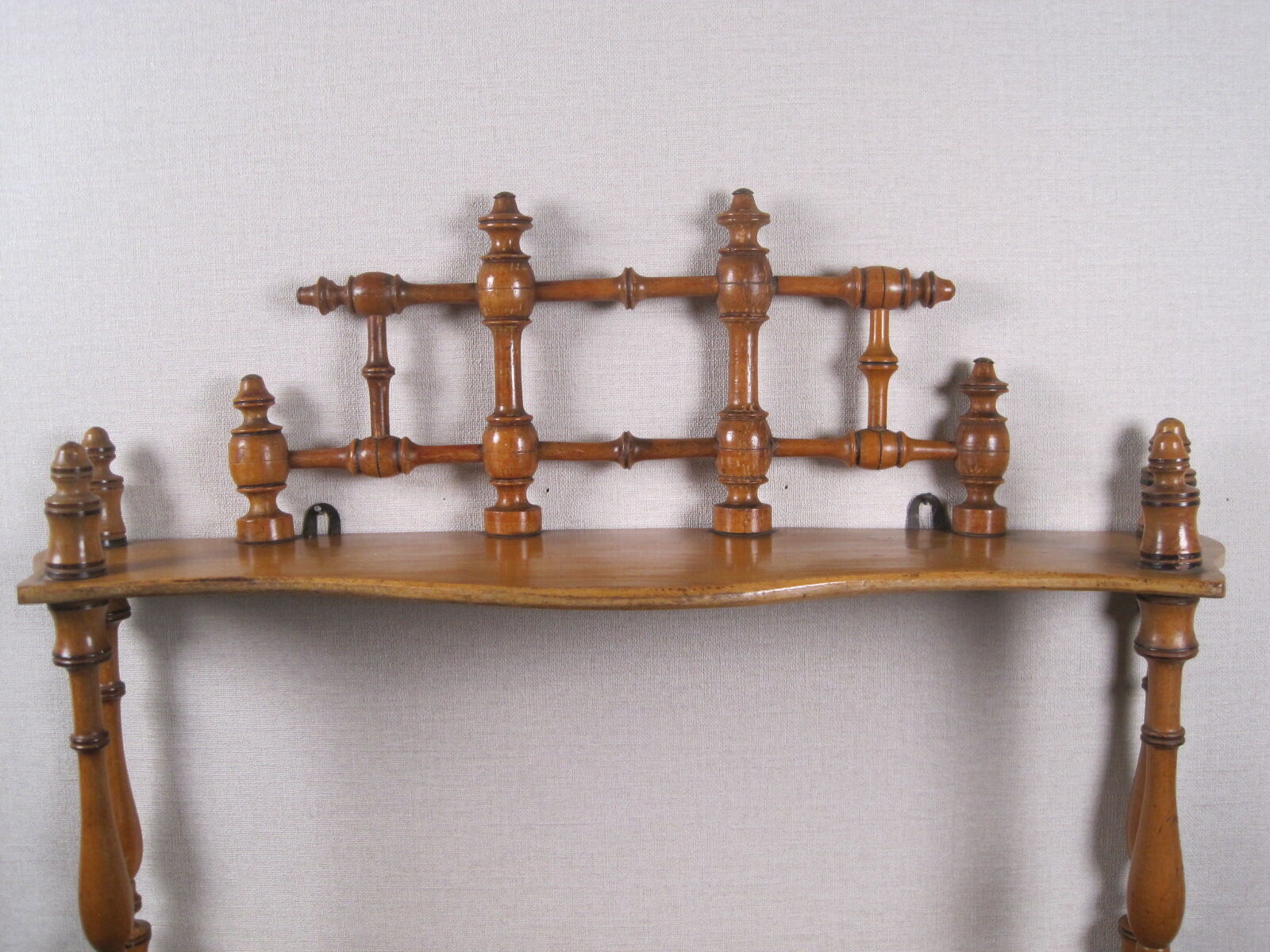 Napoleon III wall shelf in asian bamboo-style blond wood with 3 XIX trays