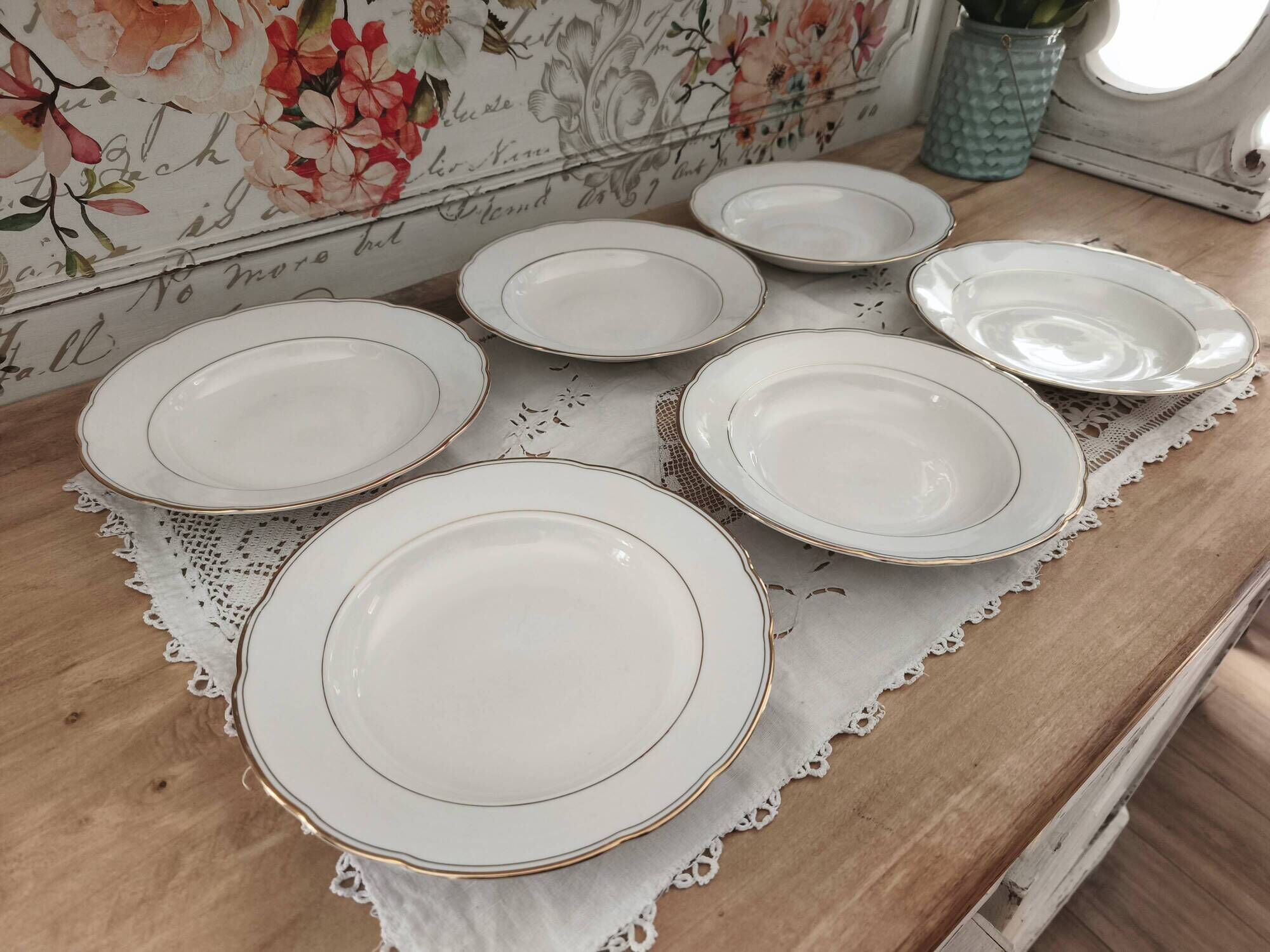 Set of 6 deep plates in fine porcelain from Bohemia with a gold rim.