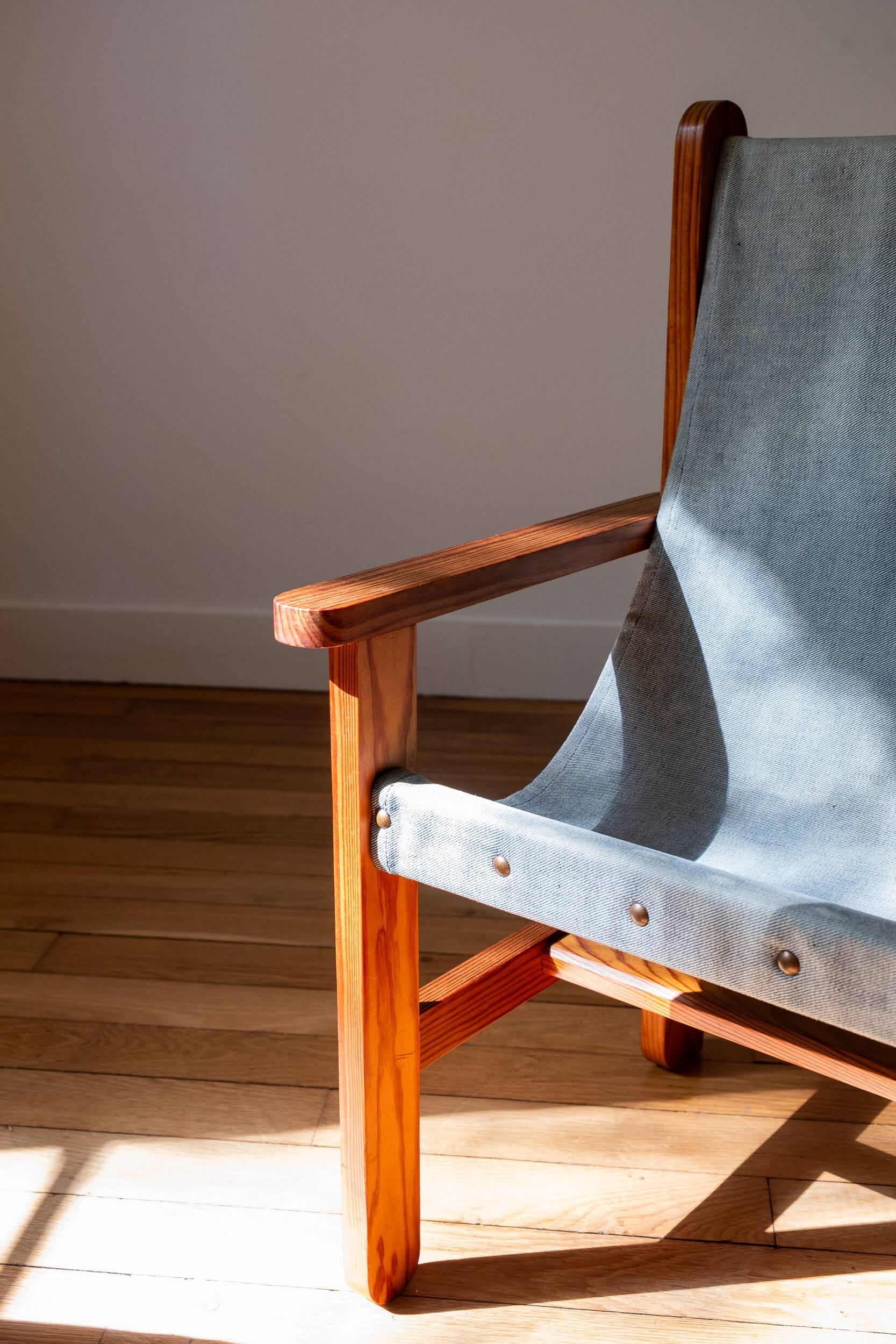 Vintage armchair for children in solid wood and thick canvas - Brutalist style