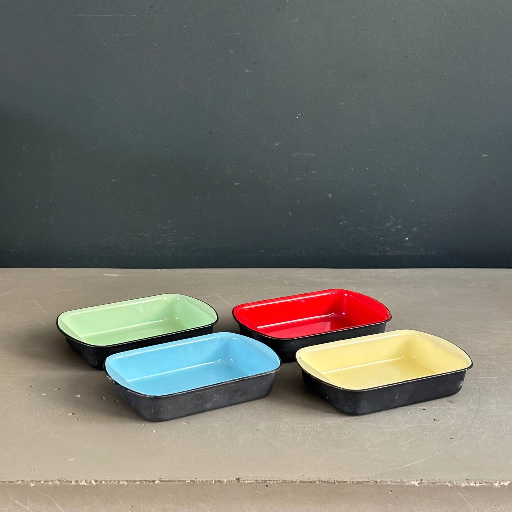 Set of 4 enamelled cast iron dishes/platters.