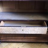 Bibliothèque en bois ancienne avec fronton
