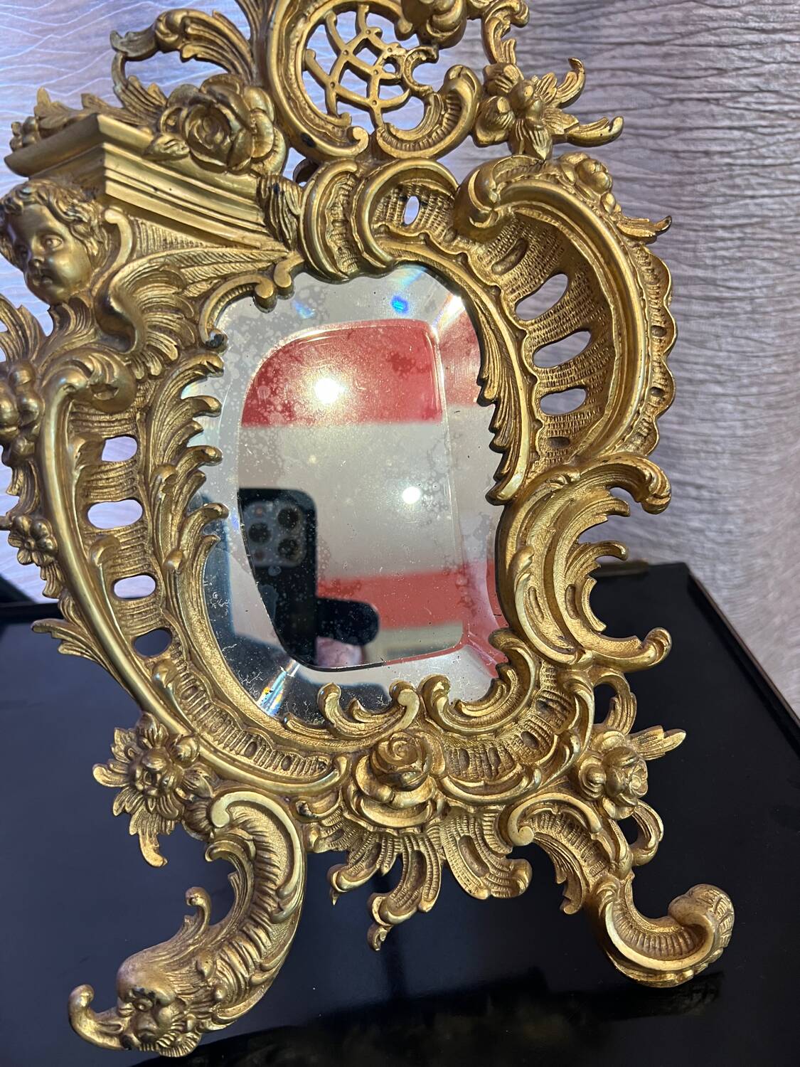 Beveled mirror in gilt bronze