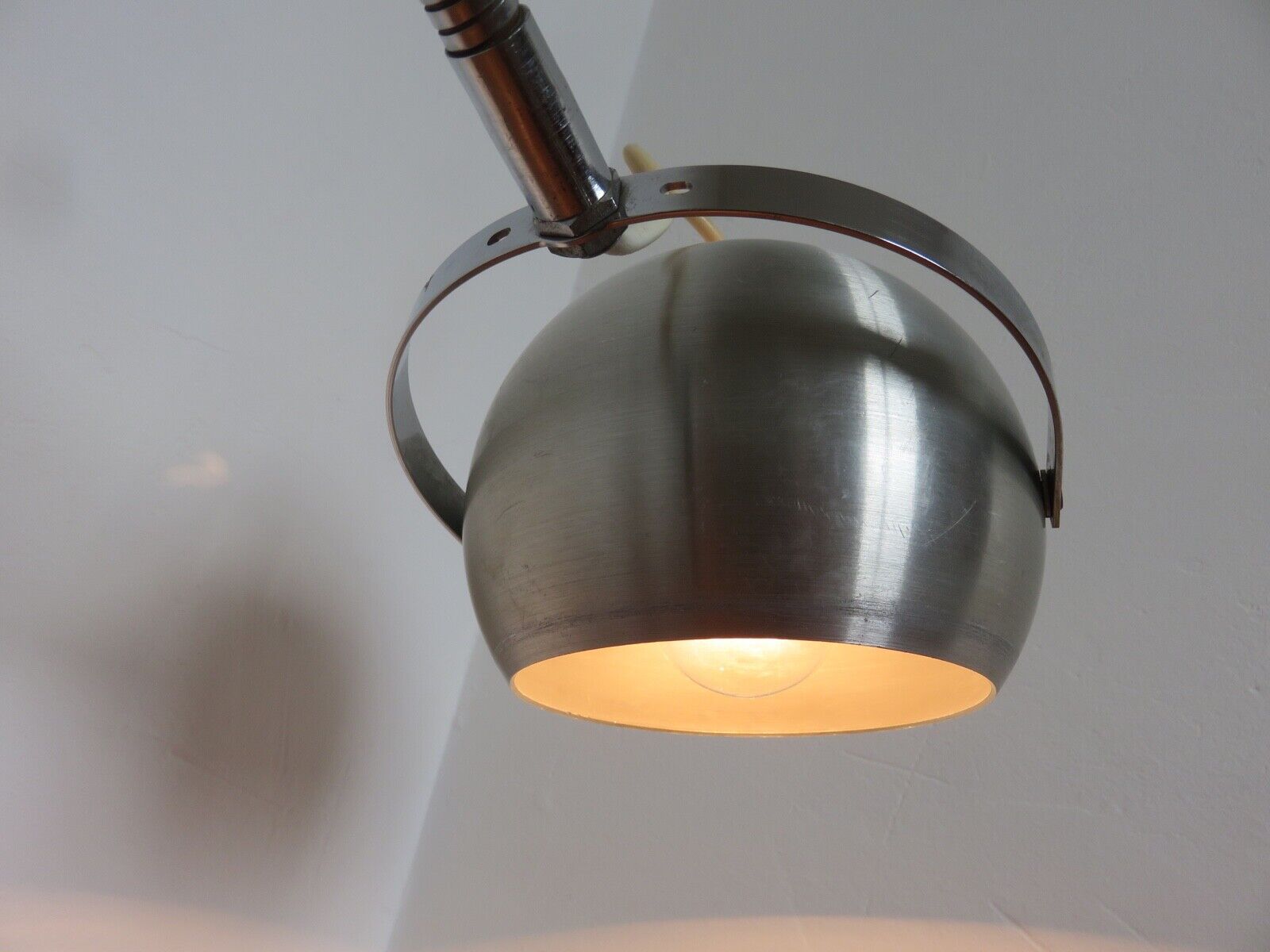 Walking eye ball lamp, nomadic, on vice 1970