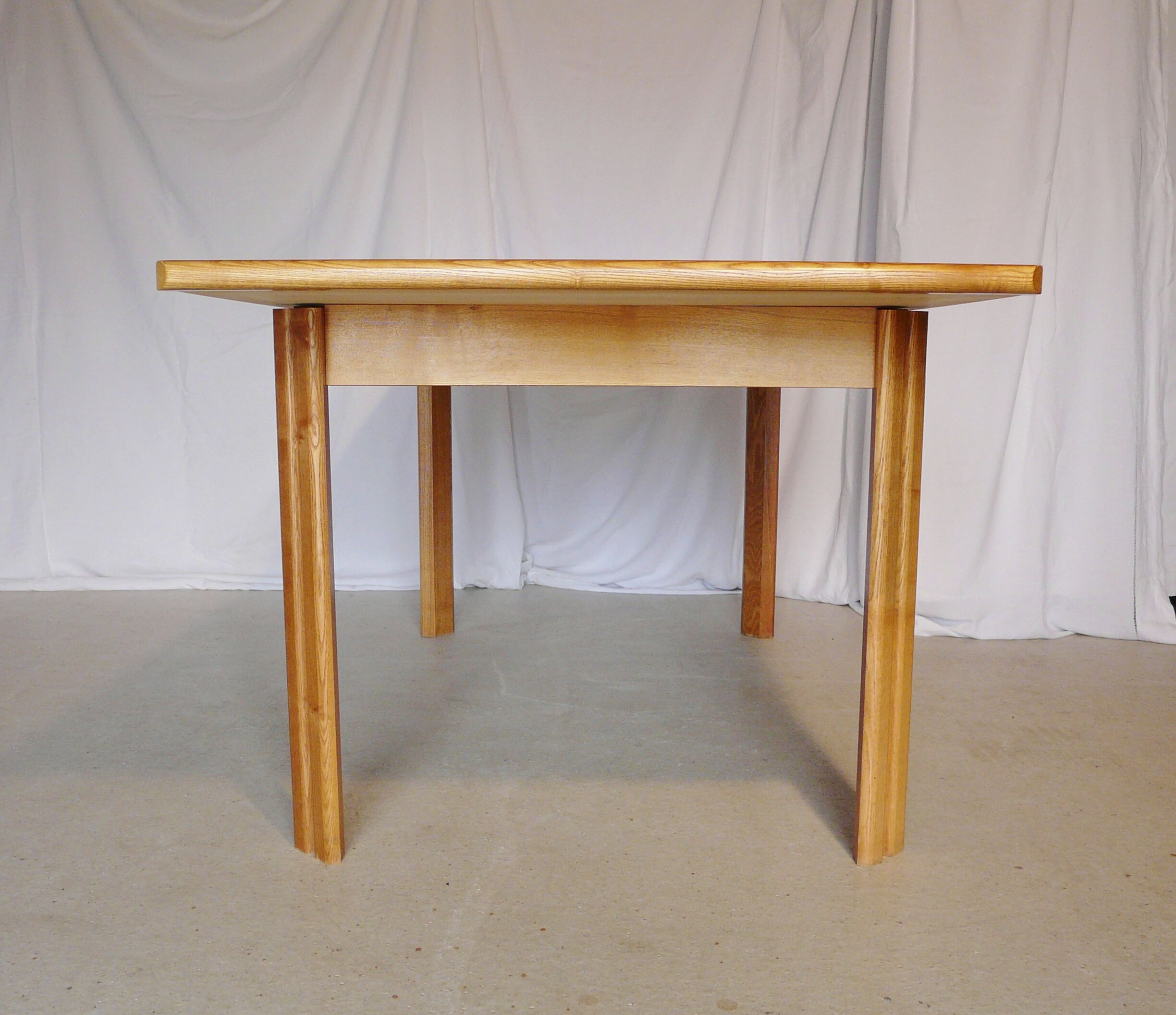 Extendable rectangular table in blond wood