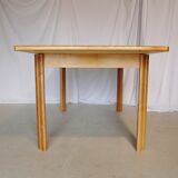 Extendable rectangular table in blond wood