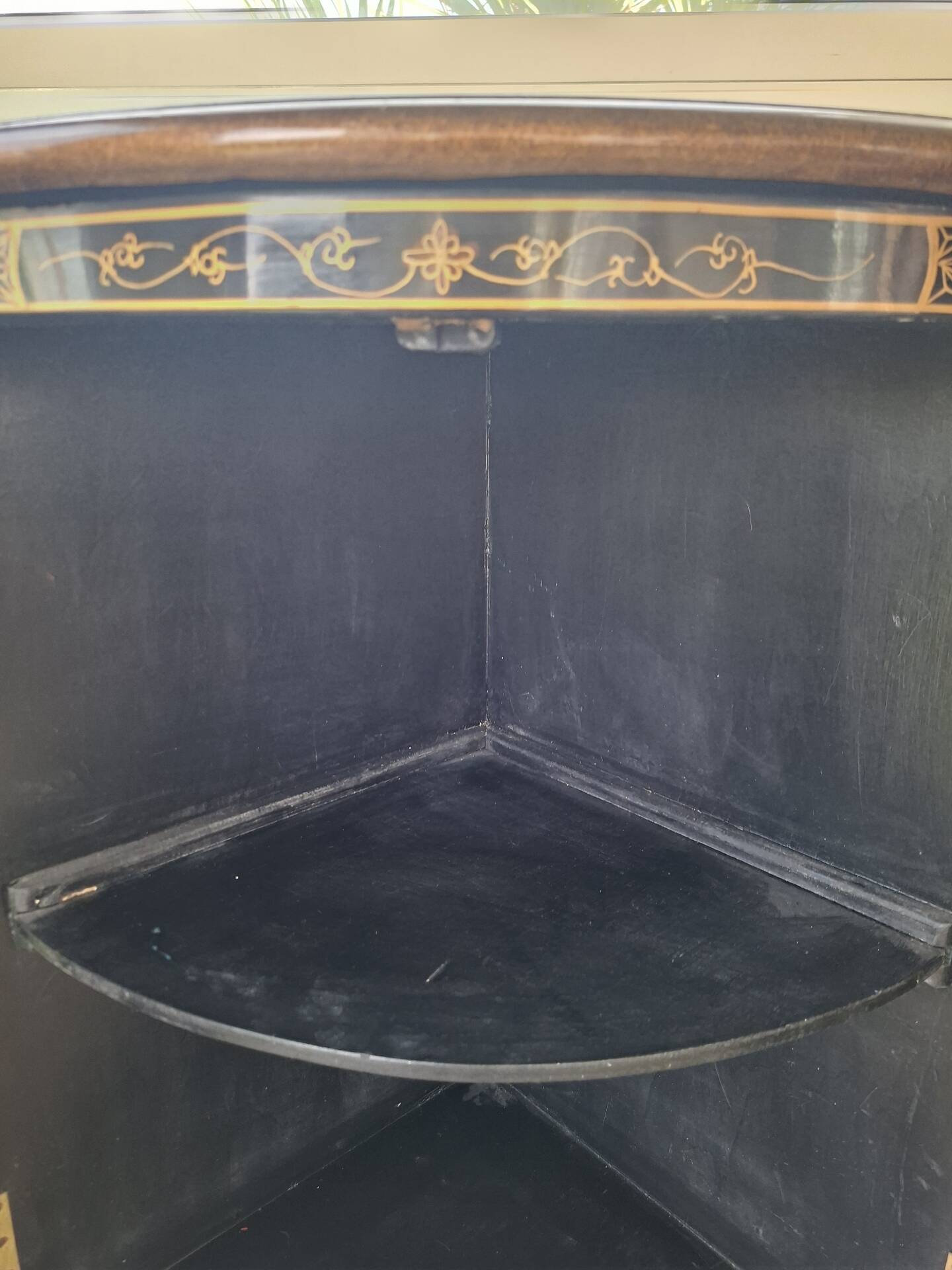 Meuble d'angle en bois laqué et peint à la main —  style asiatique