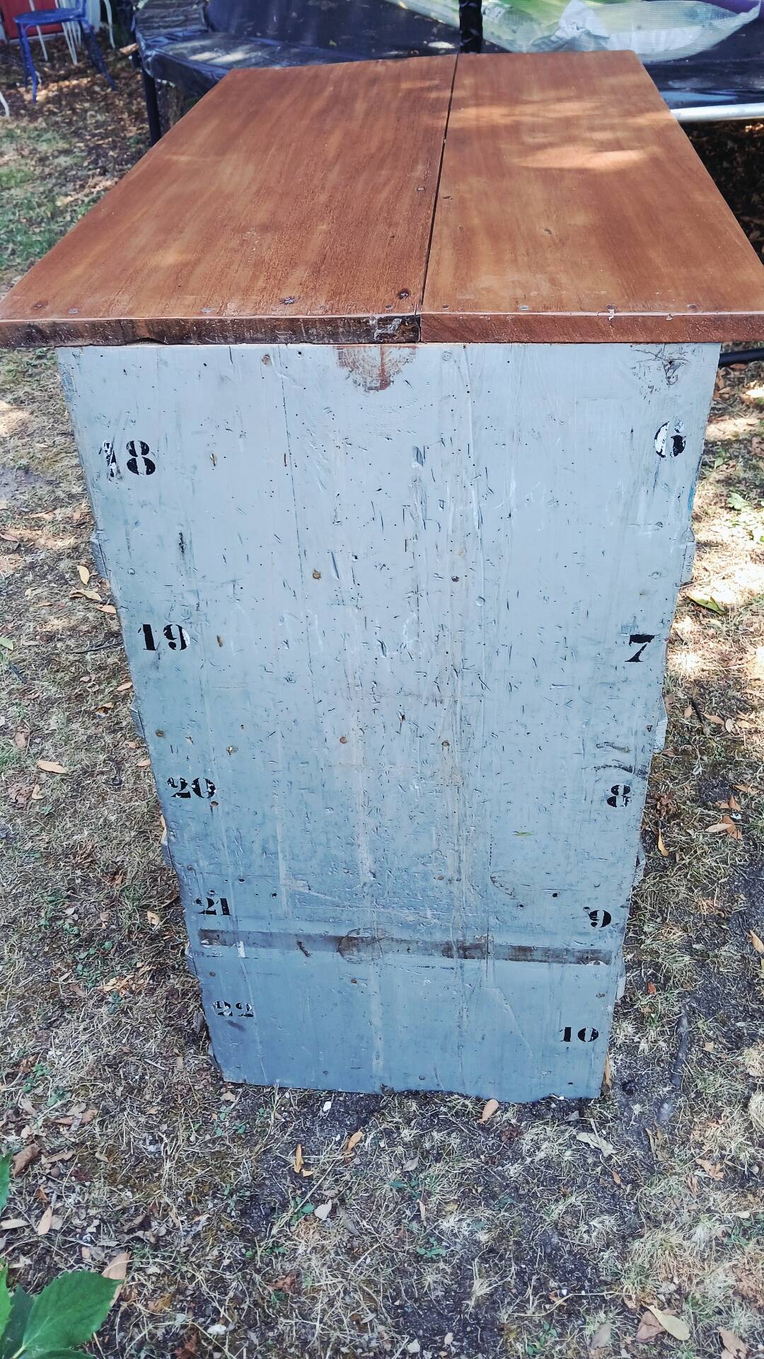Workshop furniture with double-sided lockers