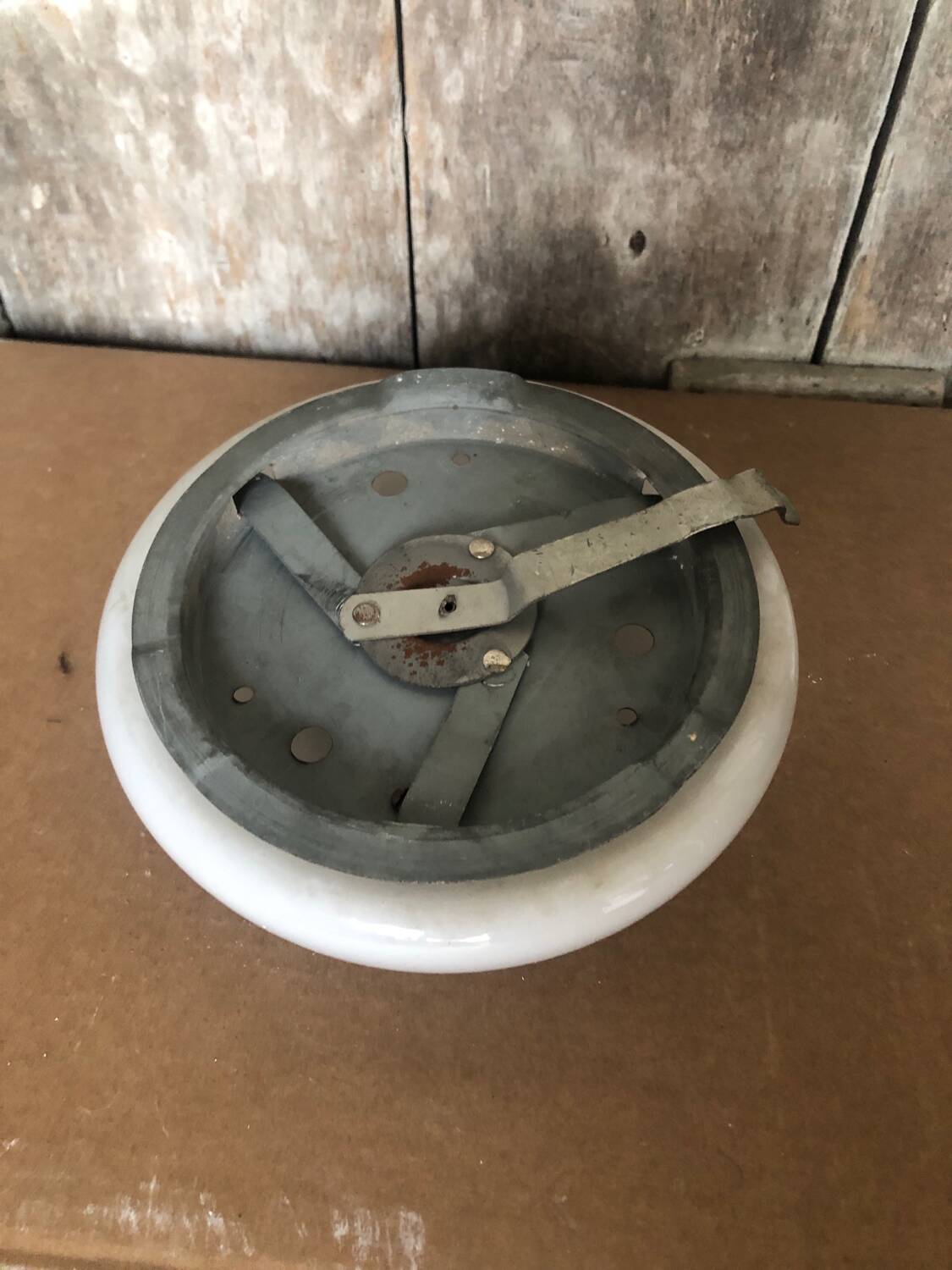 Plafonnier, applique rond vintage en verre opalin
