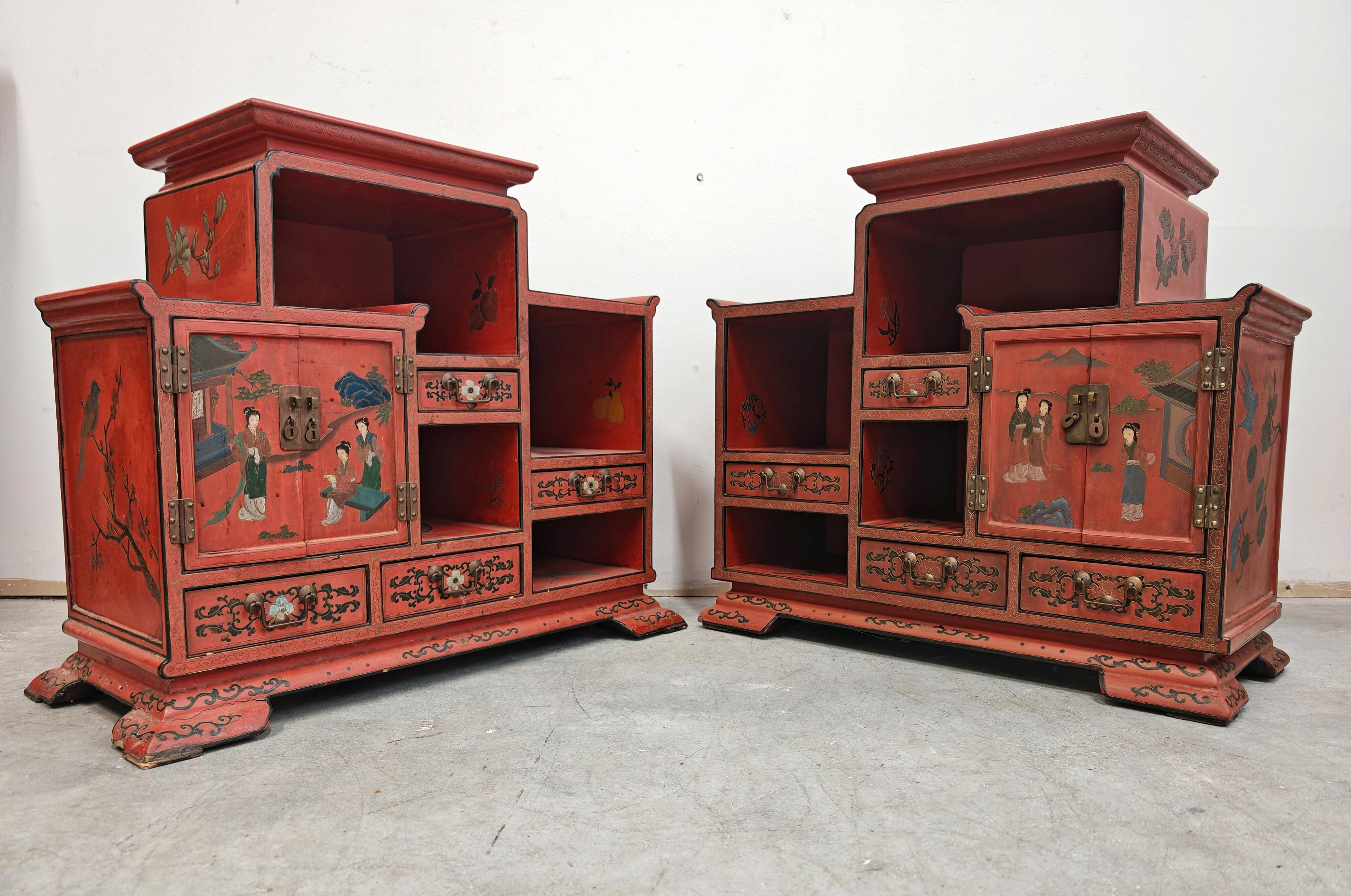 Antique bedside tables in lacquer with hand-painted decorations.