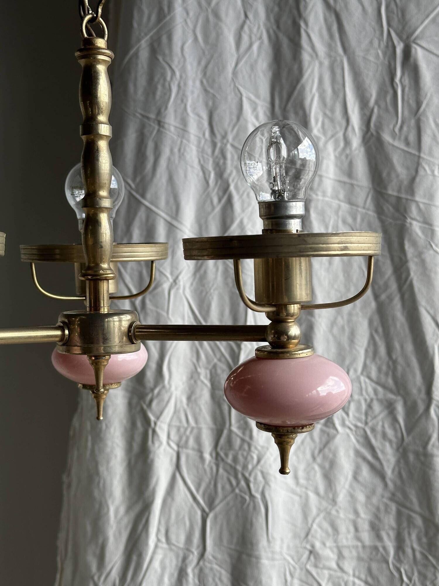 Petit lustre rose et doré à 3 bras de lumières