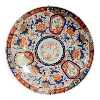 19th-century Asia: Important round porcelain dish decorated in the Imari style