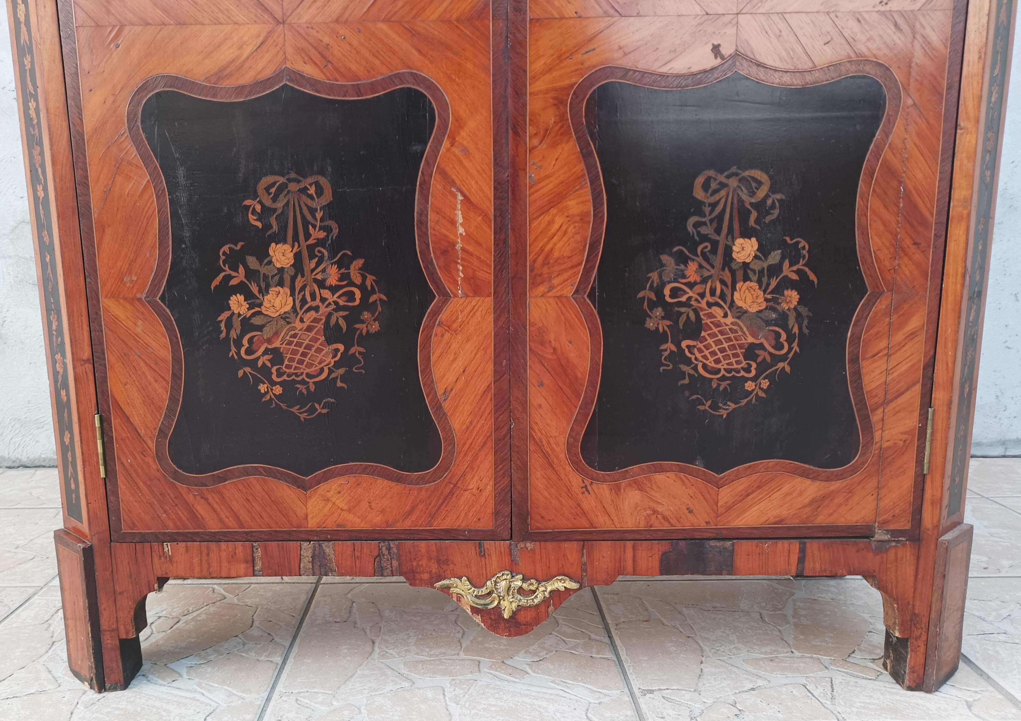 Louis XVI display cabinet in rosewood and amaranth veneer.