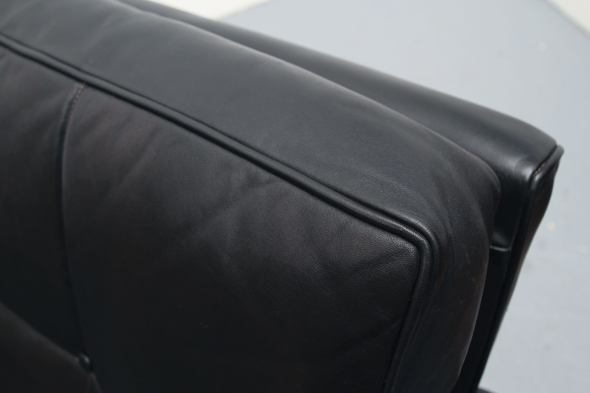 Fauteuil en cuir des années 1970 avec pieds chromés