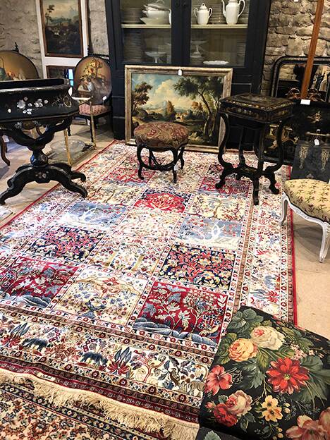 Wool carpets, cloisonné decorations of birds and gardens, mechanical weaving. New condition.