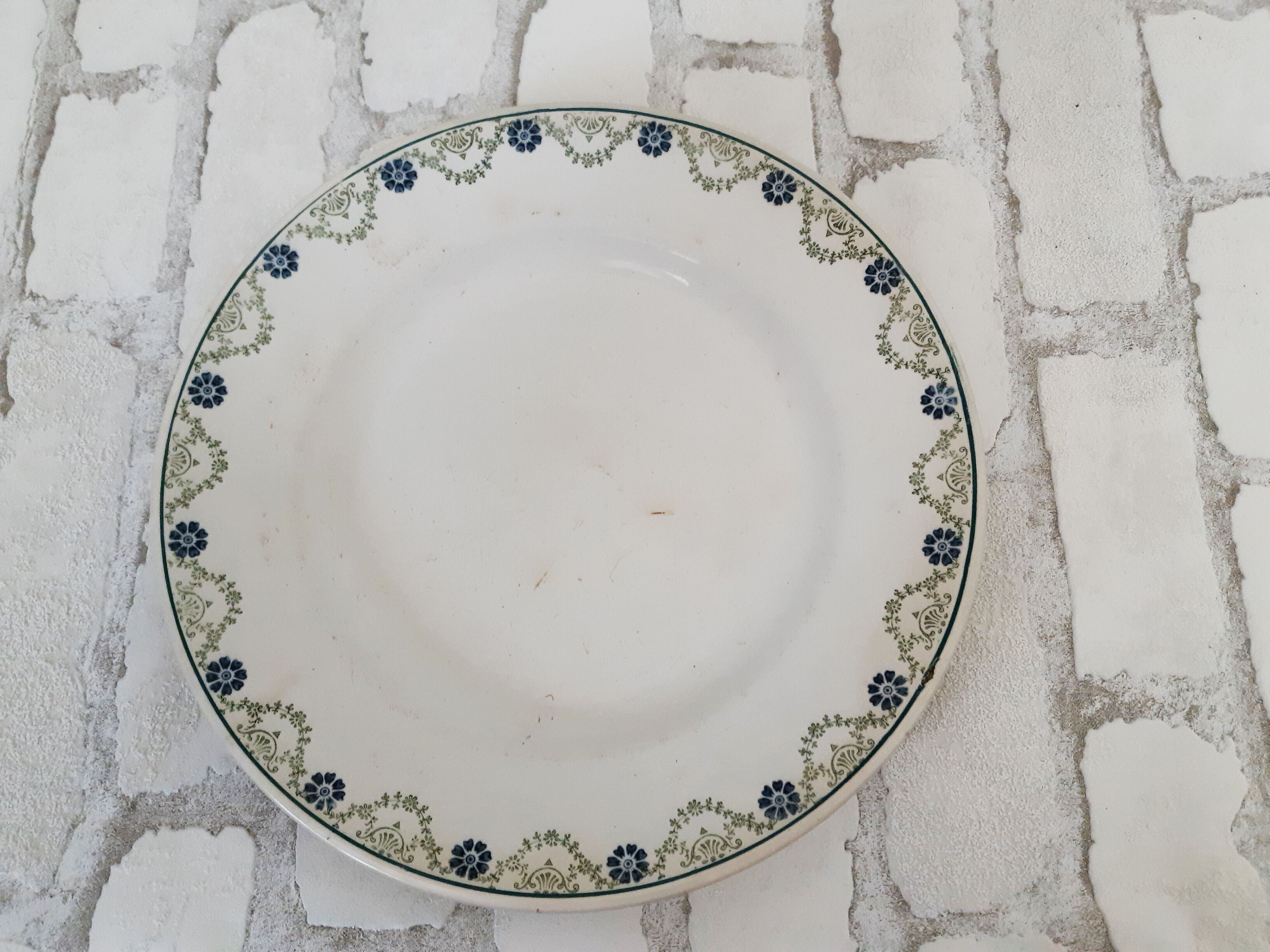 Flat earthenware plates from Saint Amand, iron earth