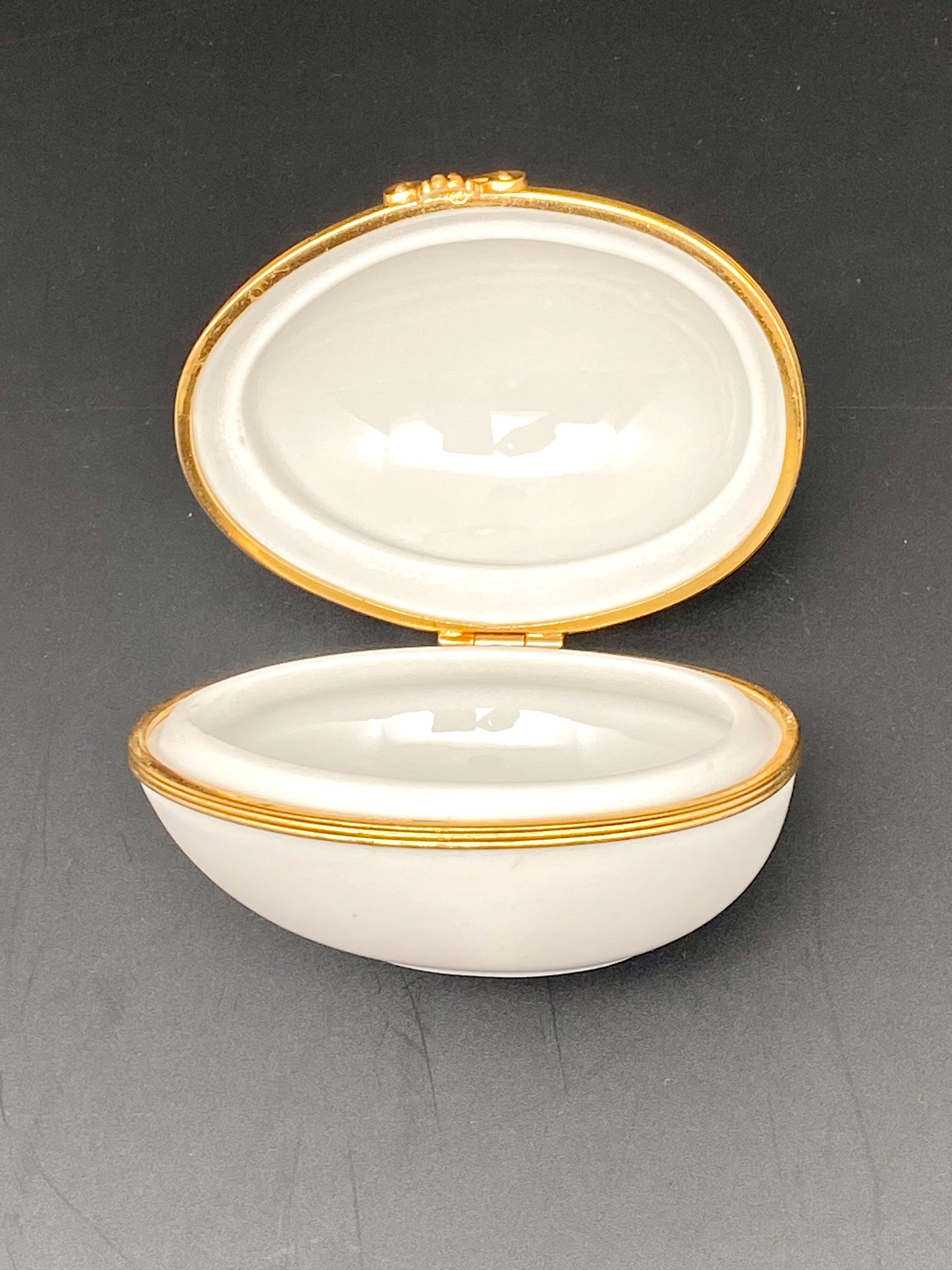 Decorative egg in Limoges porcelain Ladybug pattern