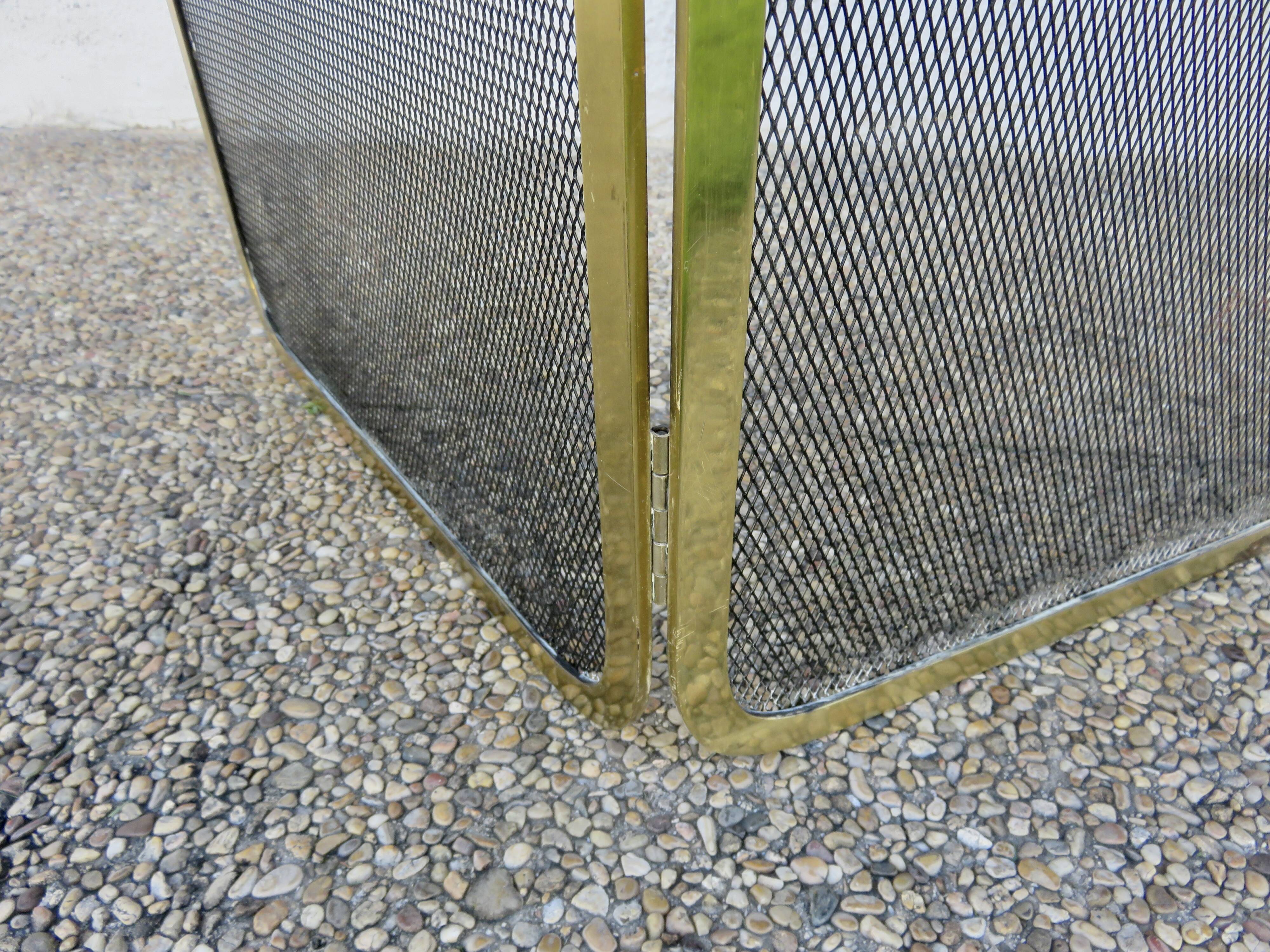Fireplace screen with 2 panels in gilded brass and expanded metal, 1970s.