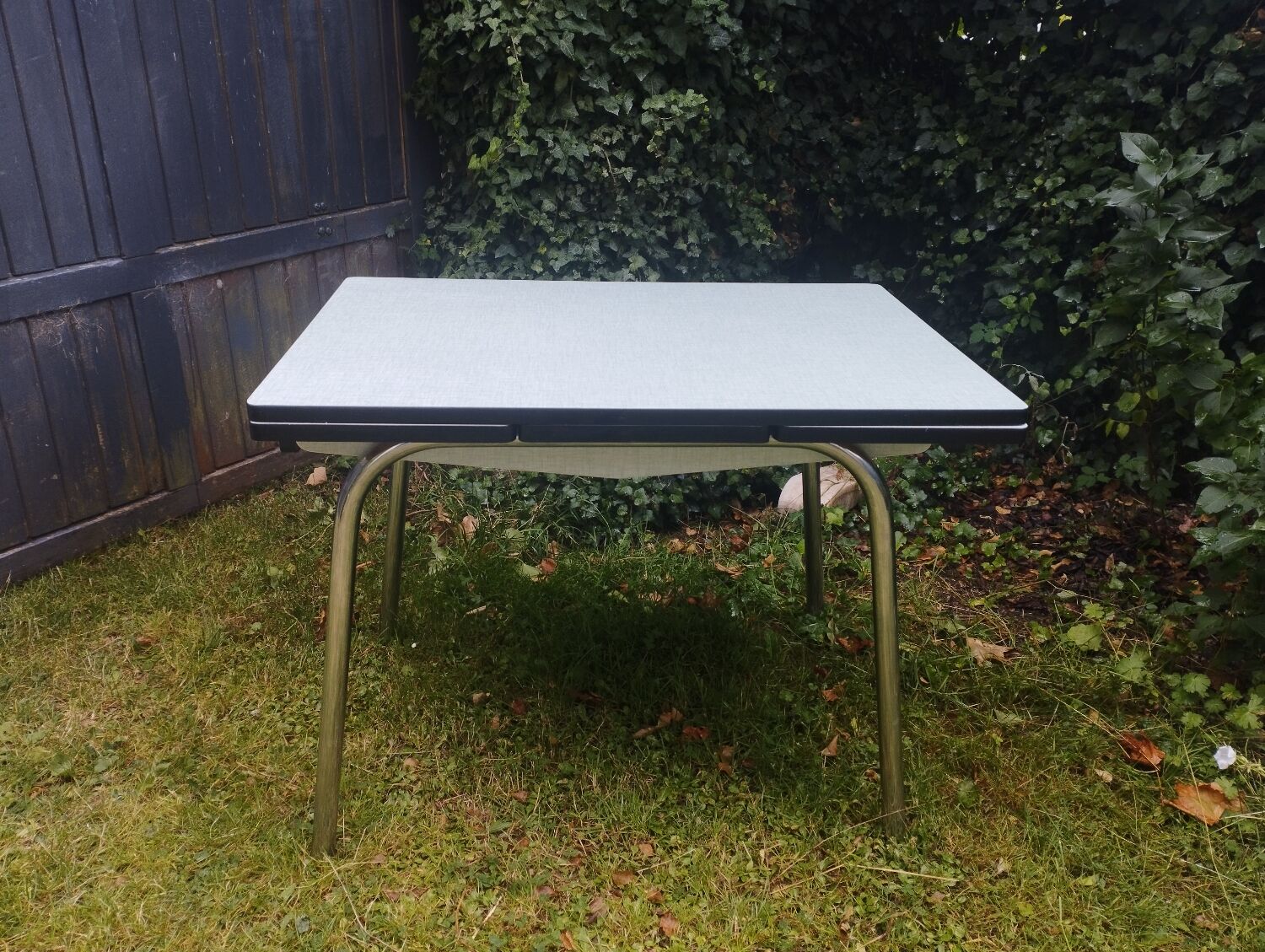 Formica table with extensions