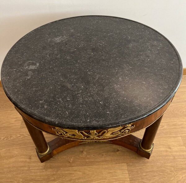 Guéridon Empire en placage d'acajou garni de bronze ciselé et doré dessus marbre noir gorge