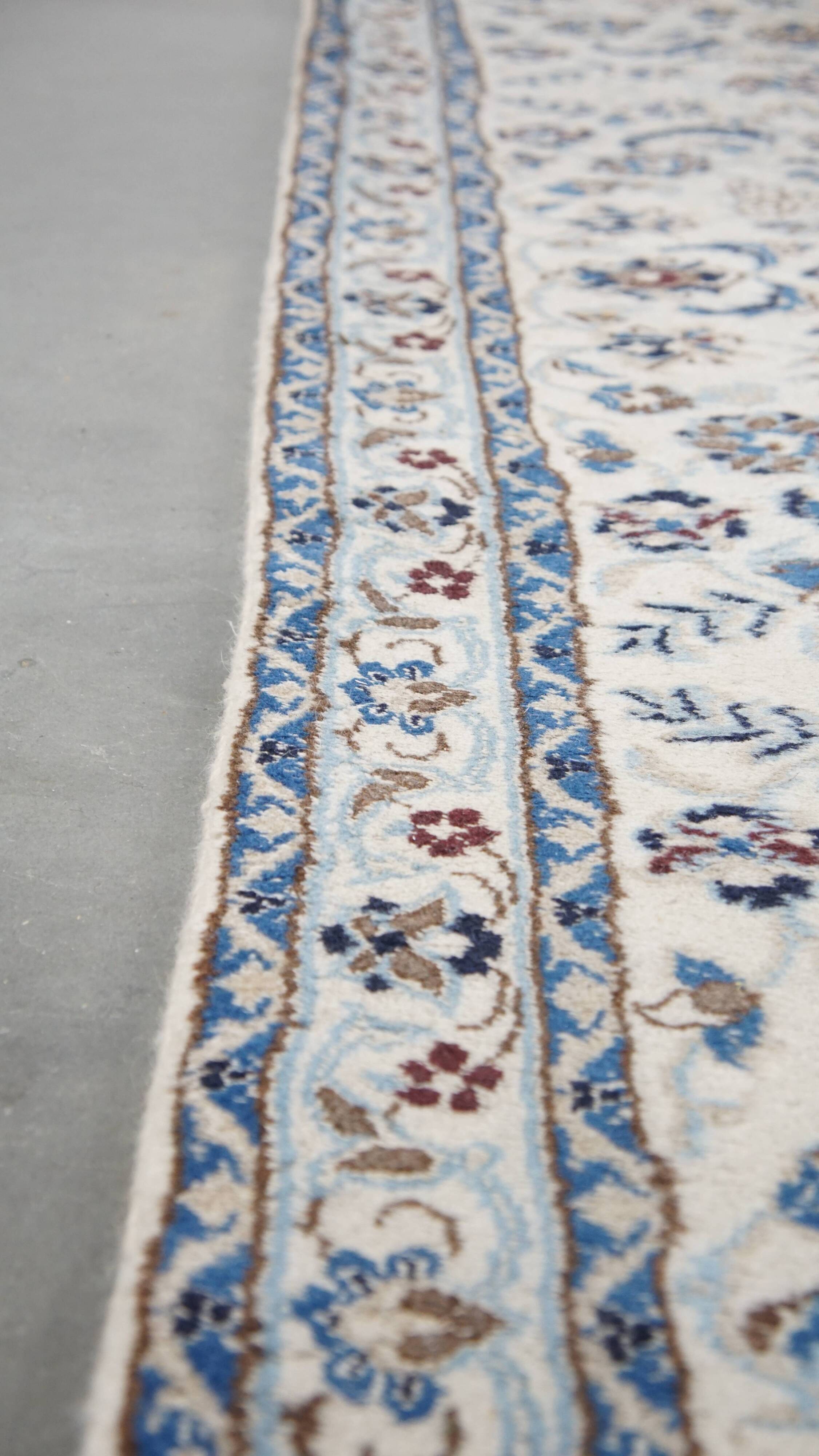 Predominantly white and blue runner 280x75cm