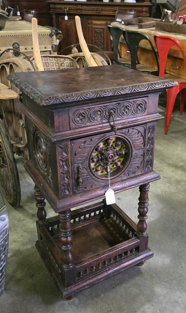 Meuble d’appoint / chevet Breton ancien en chene sculpté / XIXeme