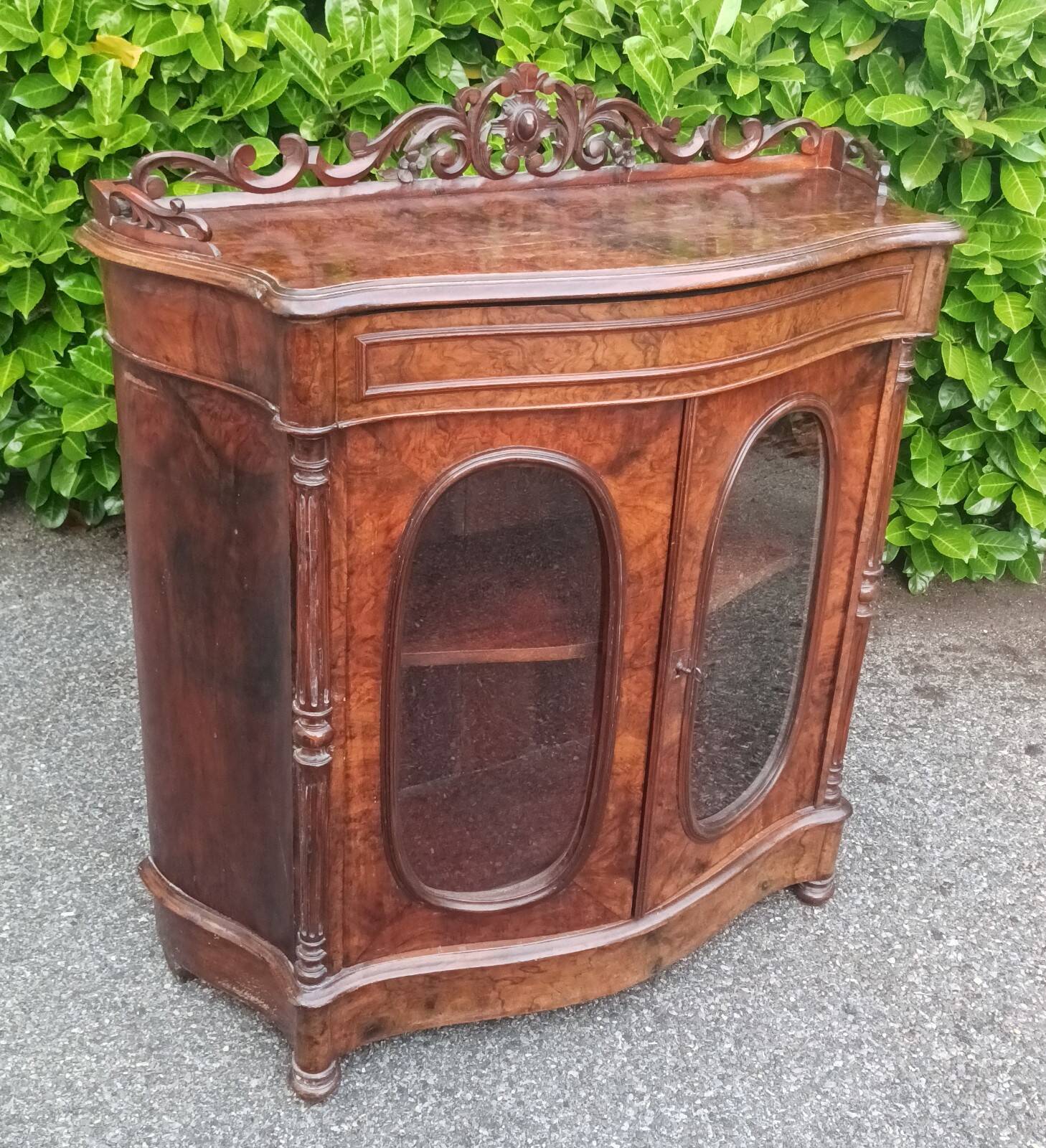 Napoleon III period display cabinet in rosewood.