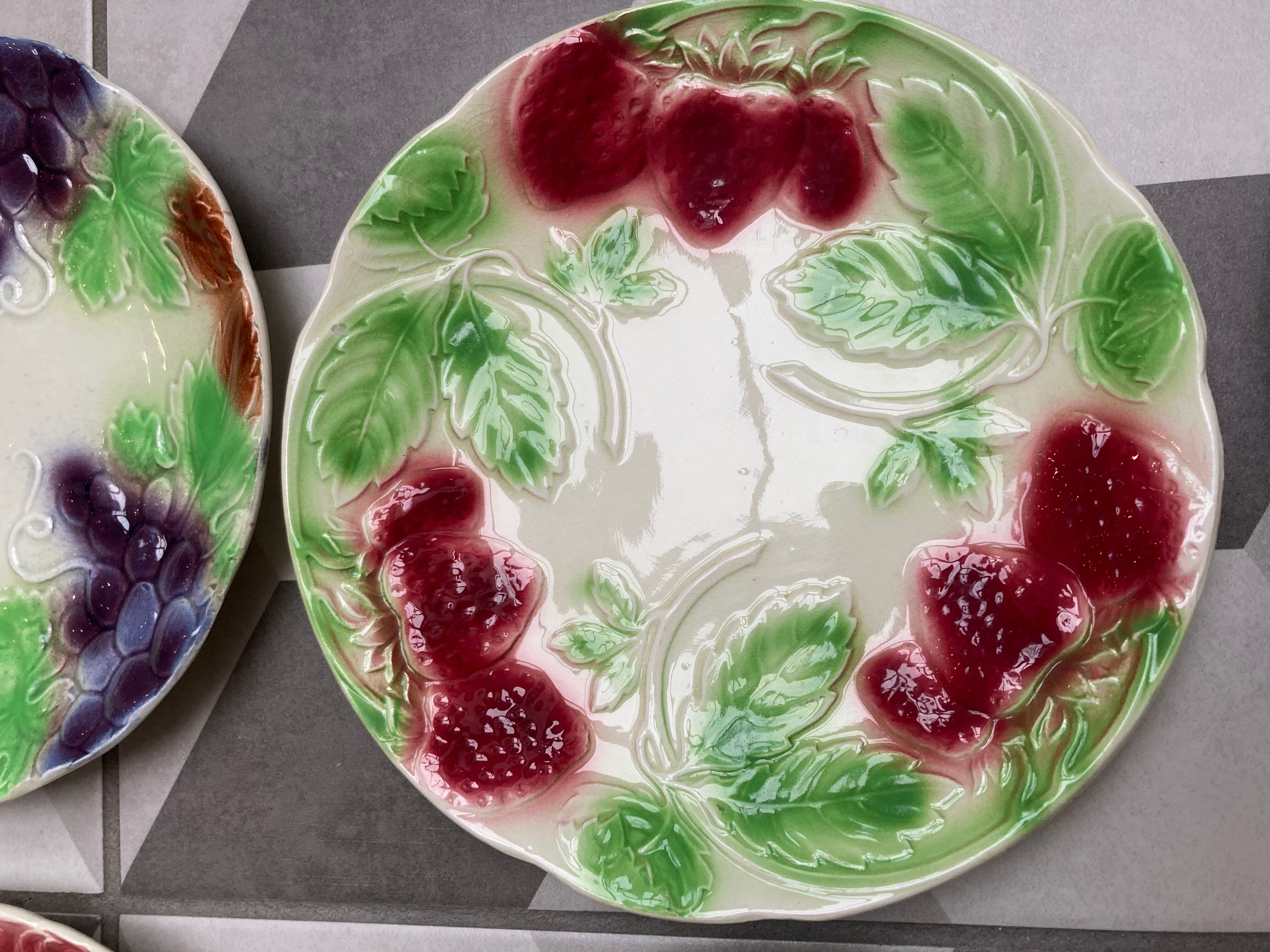 Set de 6 assiettes à dessert en barbotine début XX