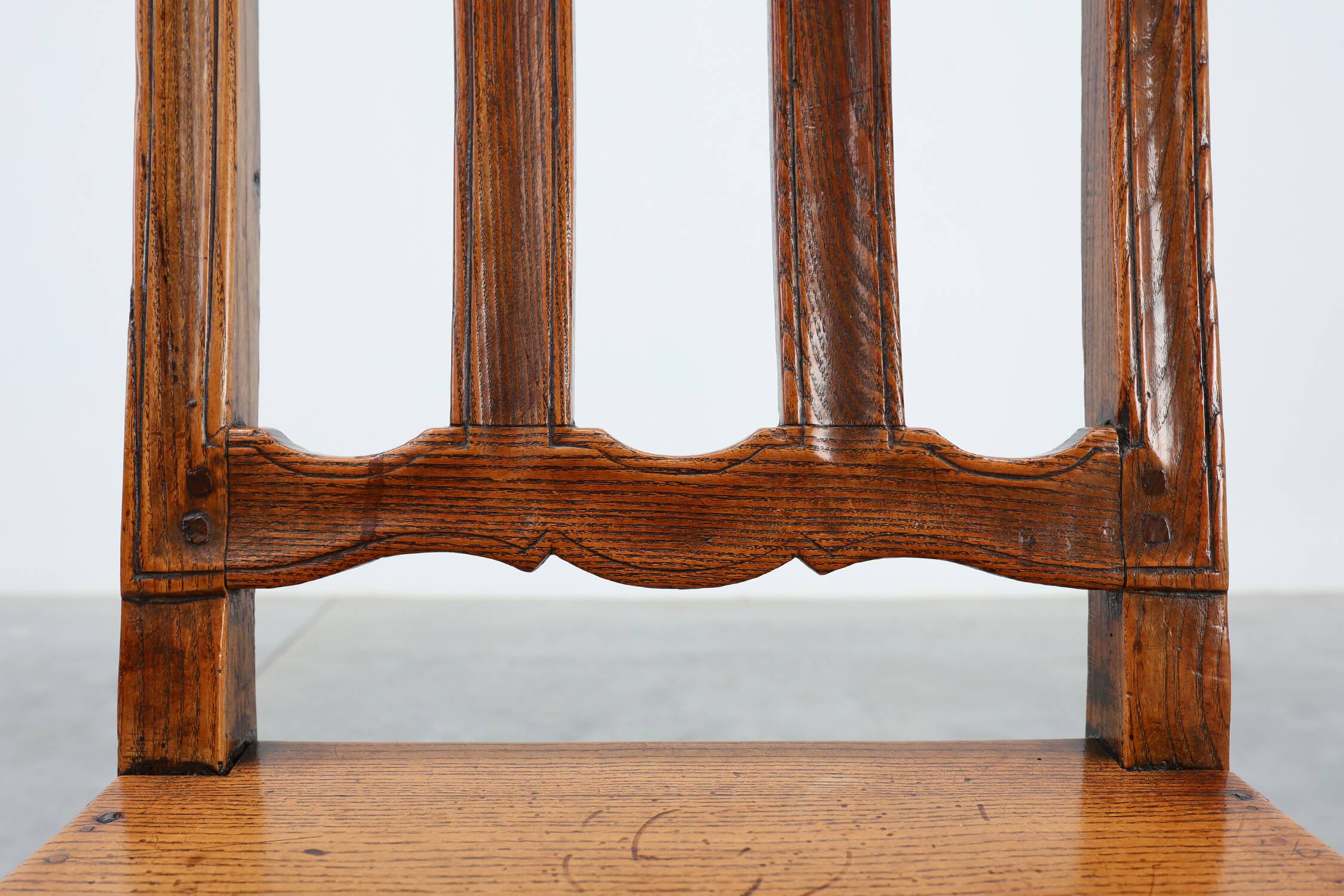 Chaise d'appoint en chêne sculpté, France, XVIIIe siècle