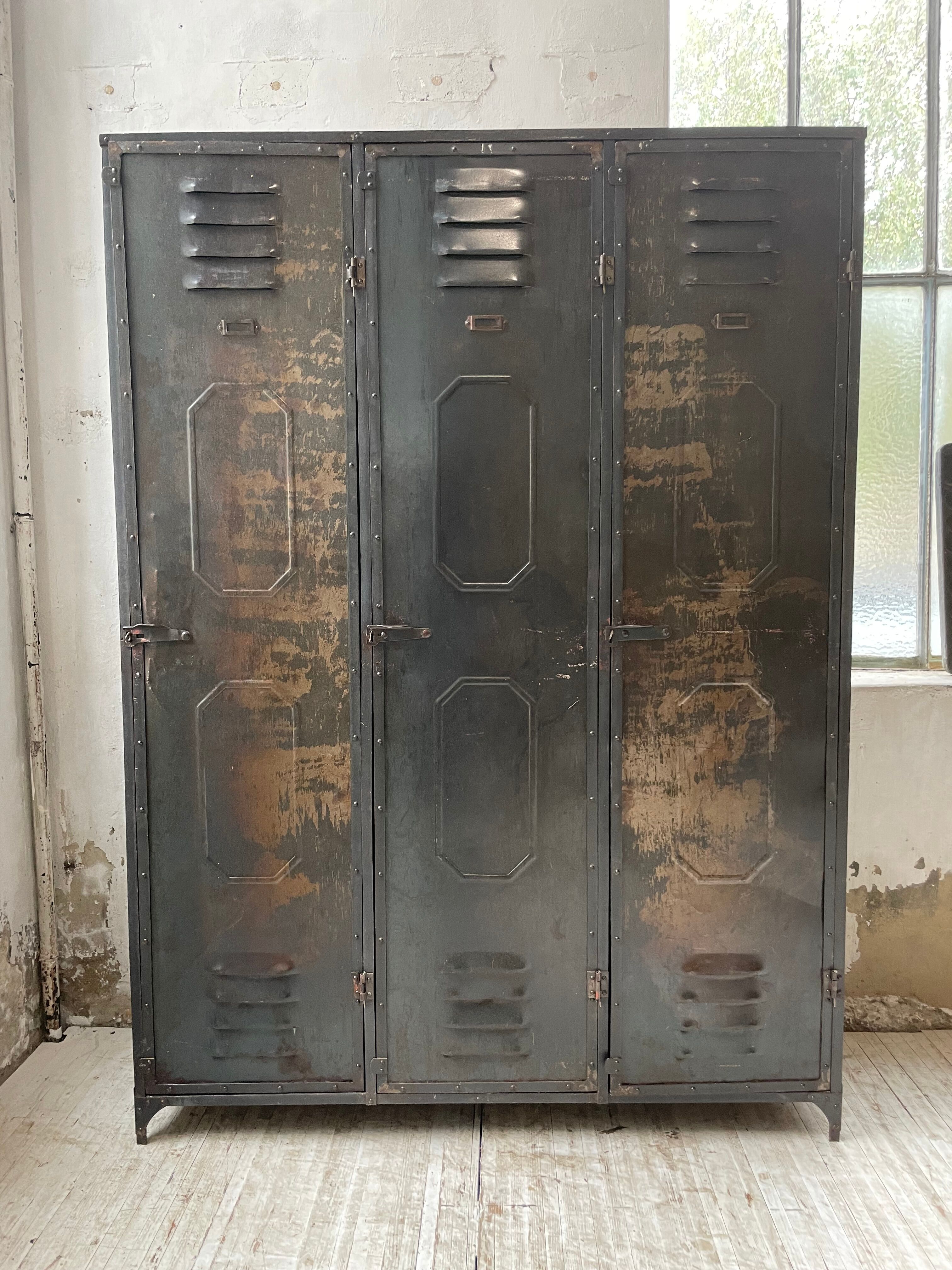 Riveted metal cloakroom Swchartz 1920