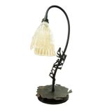 Lampe Art Deco en fer forgé et verre soufflé.