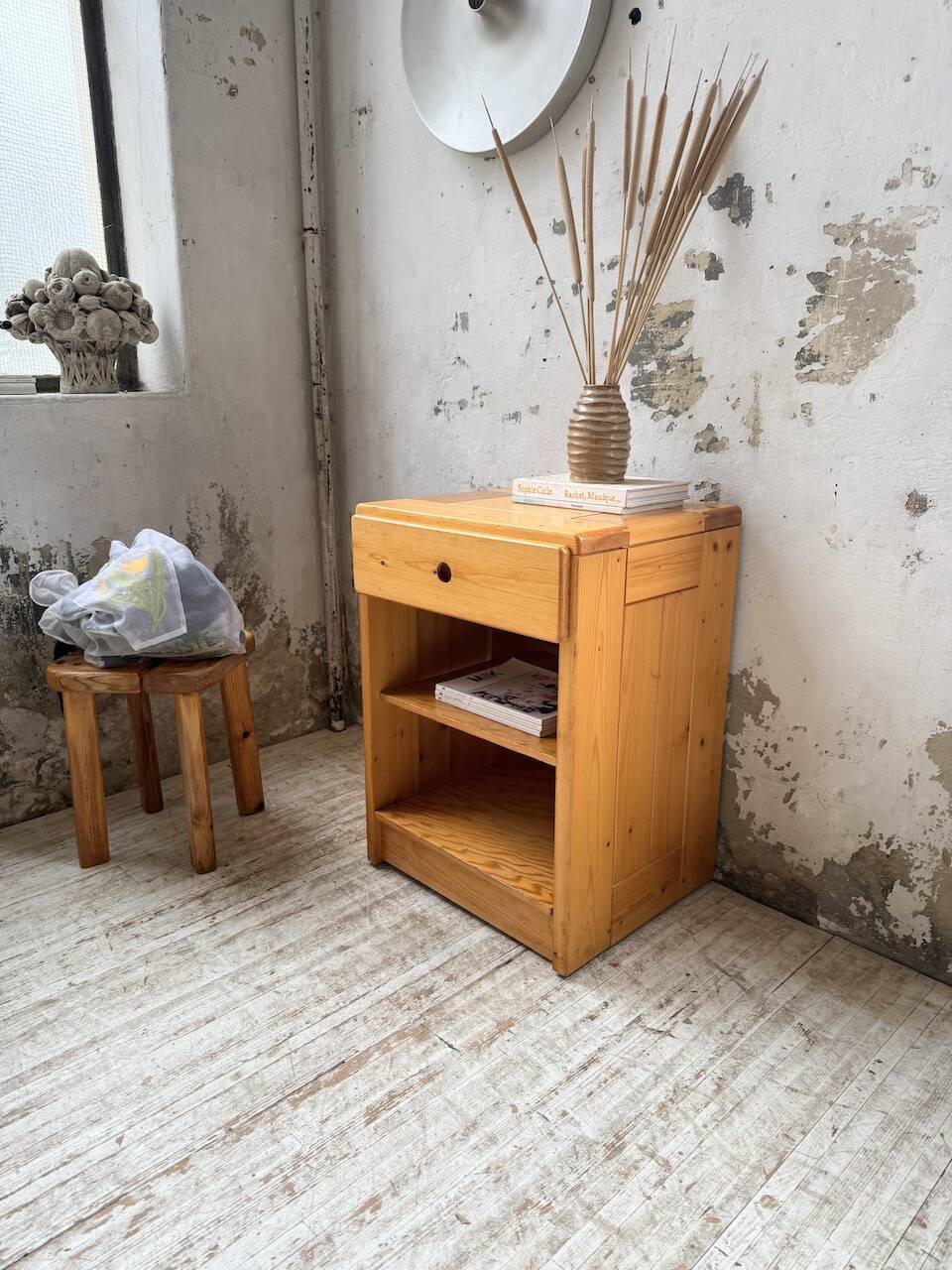 Chevet sélectionné par Charlotte Perriand pour Les Arcs