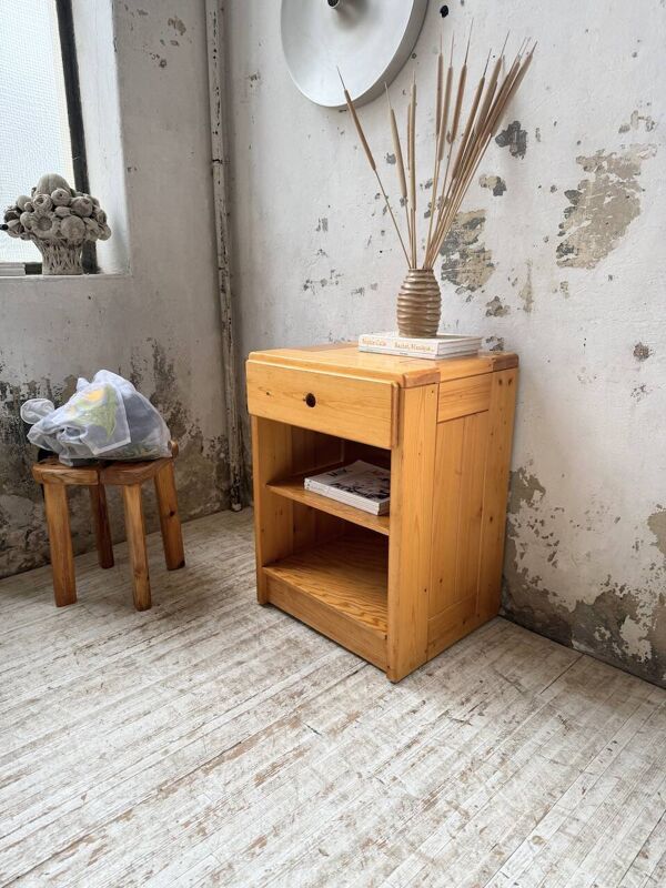 Chevet sélectionné par Charlotte Perriand pour Les Arcs