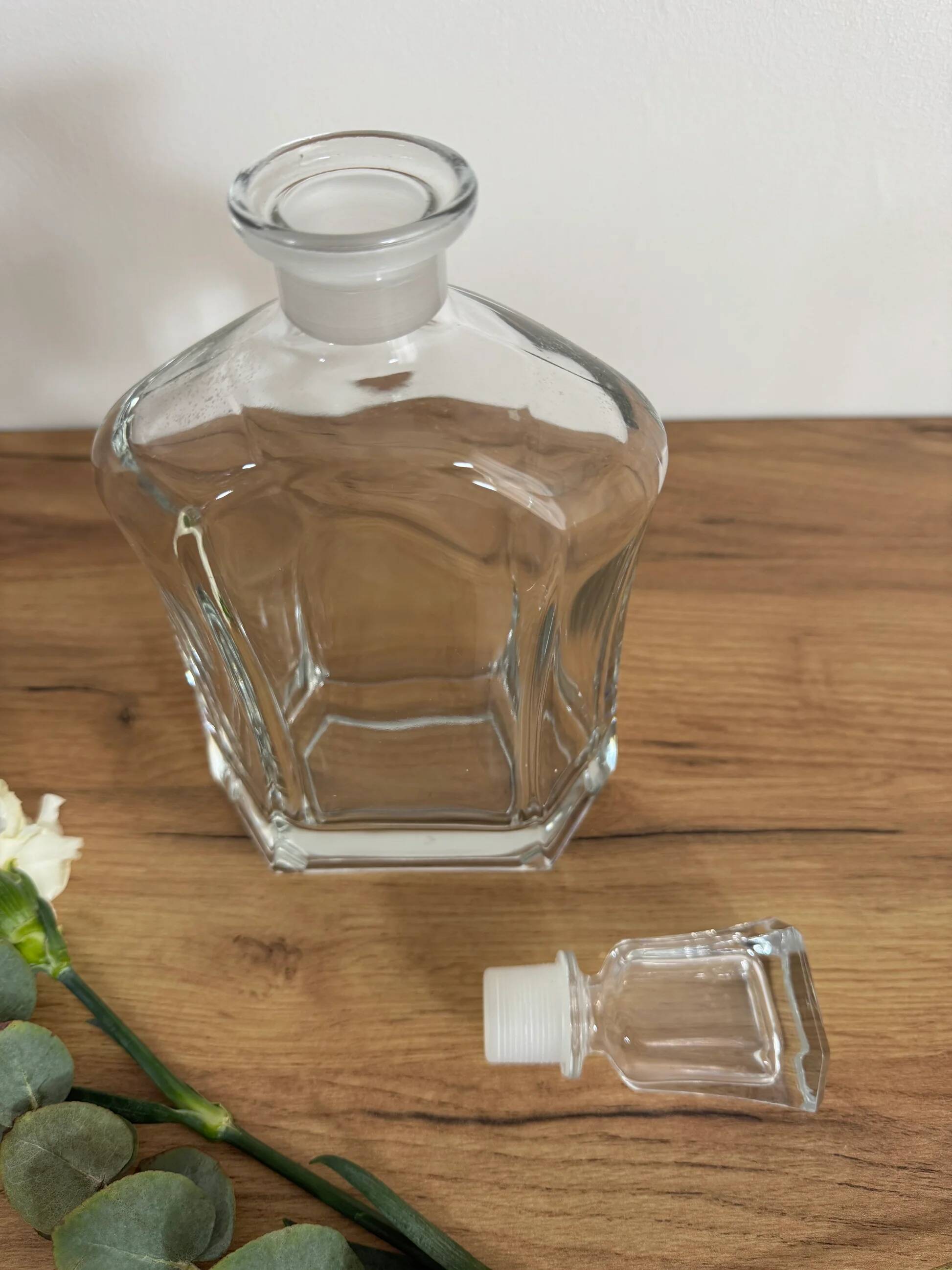 Transparent whisky carafe