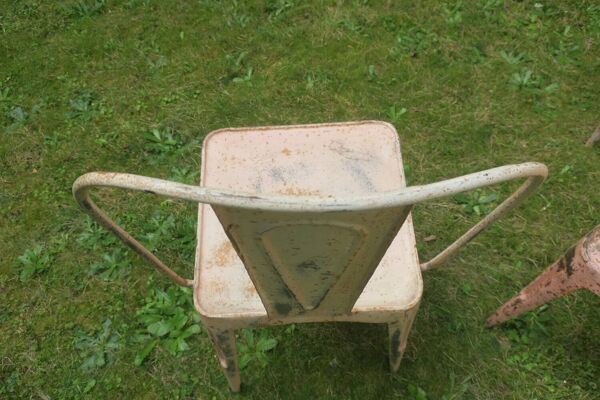 Ensemble de 3 chaises de jardin empilables inspirées de Tolix du début du 20e siècle.