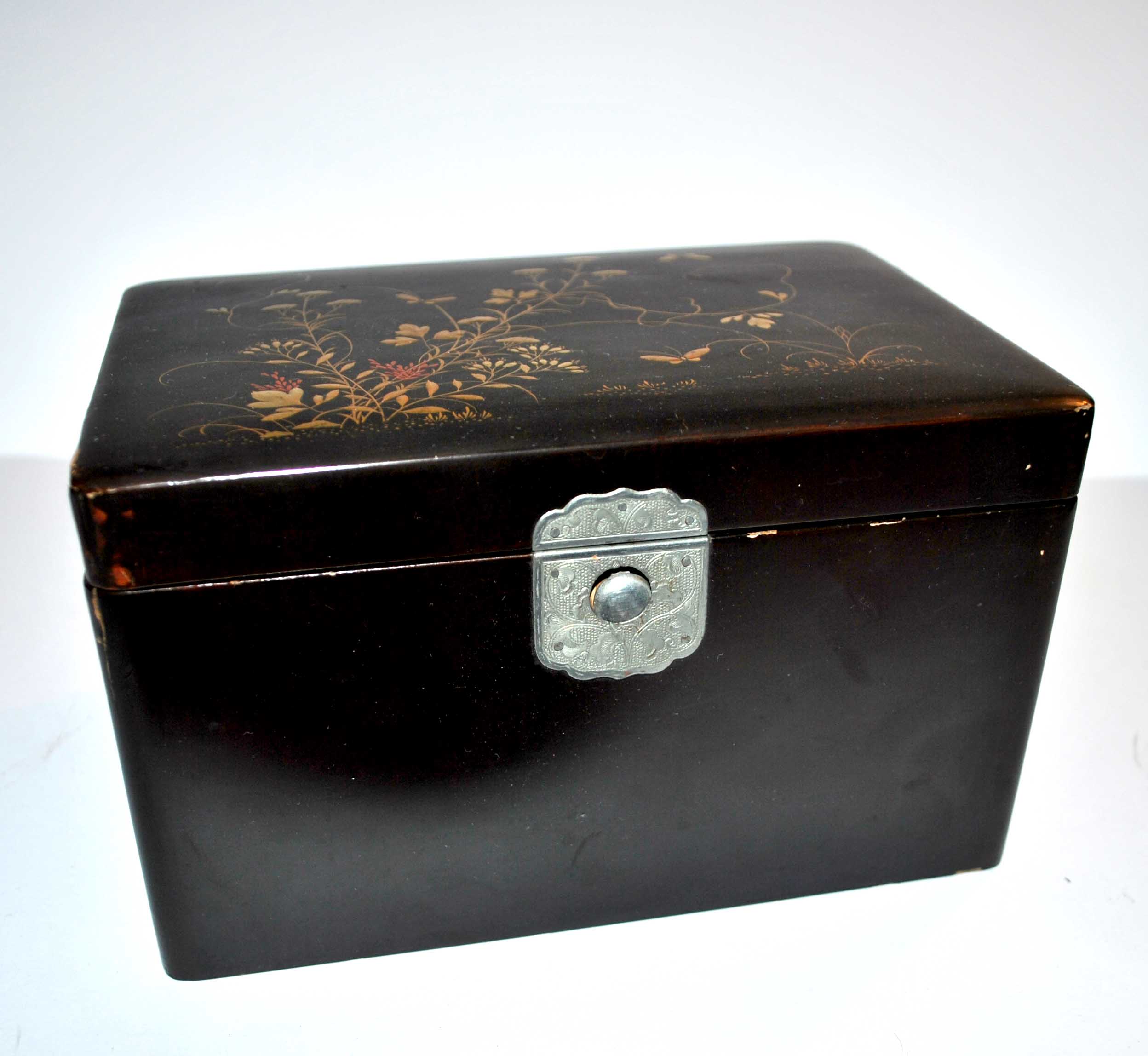 Ancient tea box in black lacquer from Japan - 19th century butterfly decoration