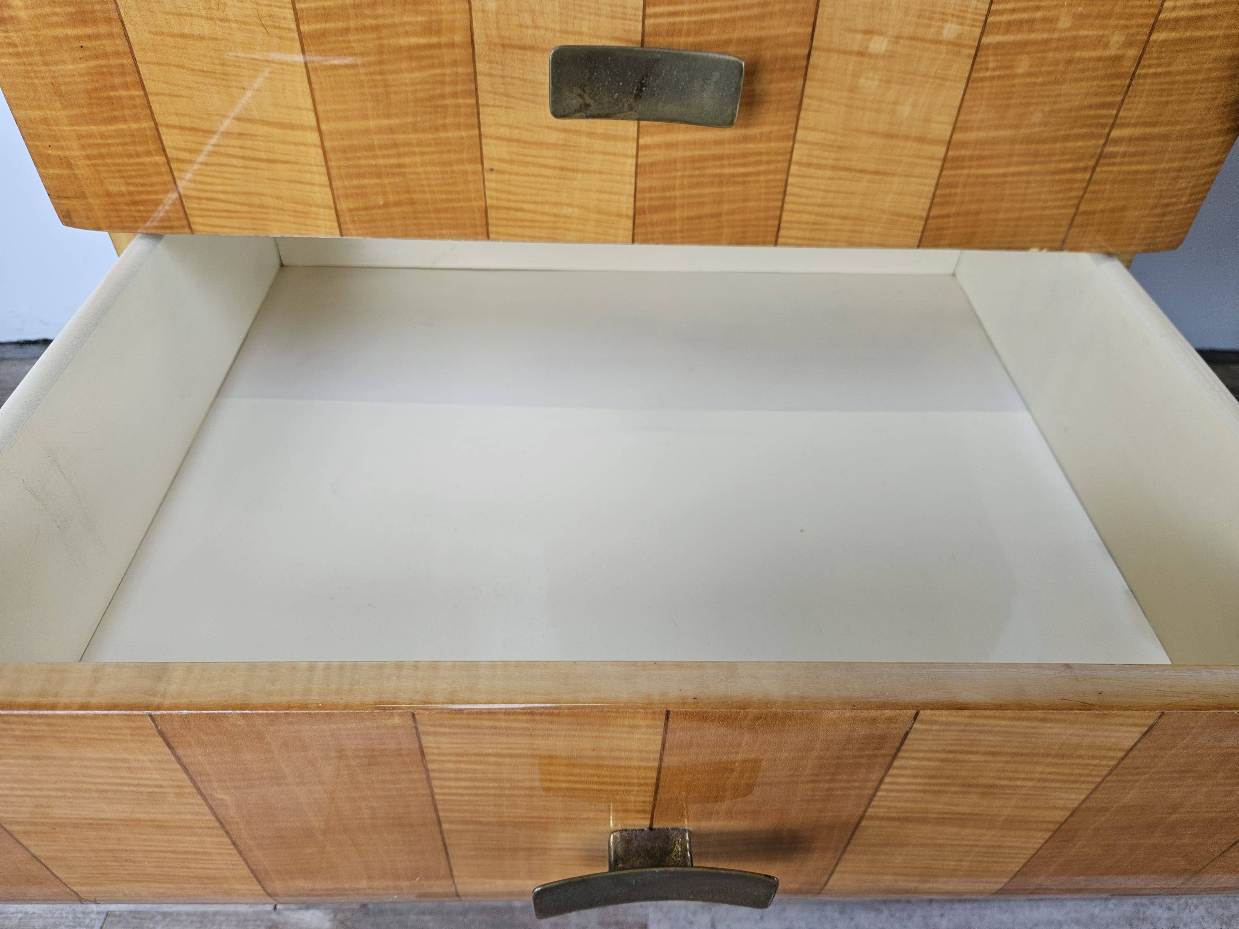 Commode en érable et verre du milieu du siècle des années 1950