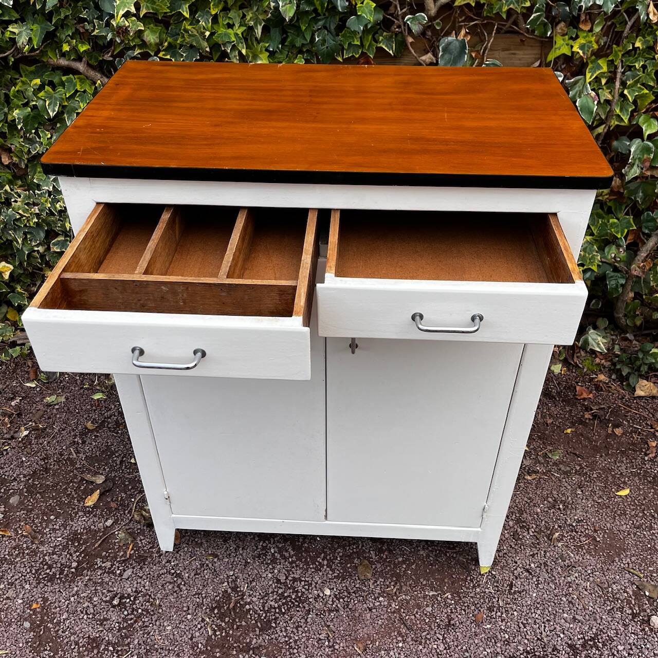 Vintage white sideboard with 2 doors and 2 drawers