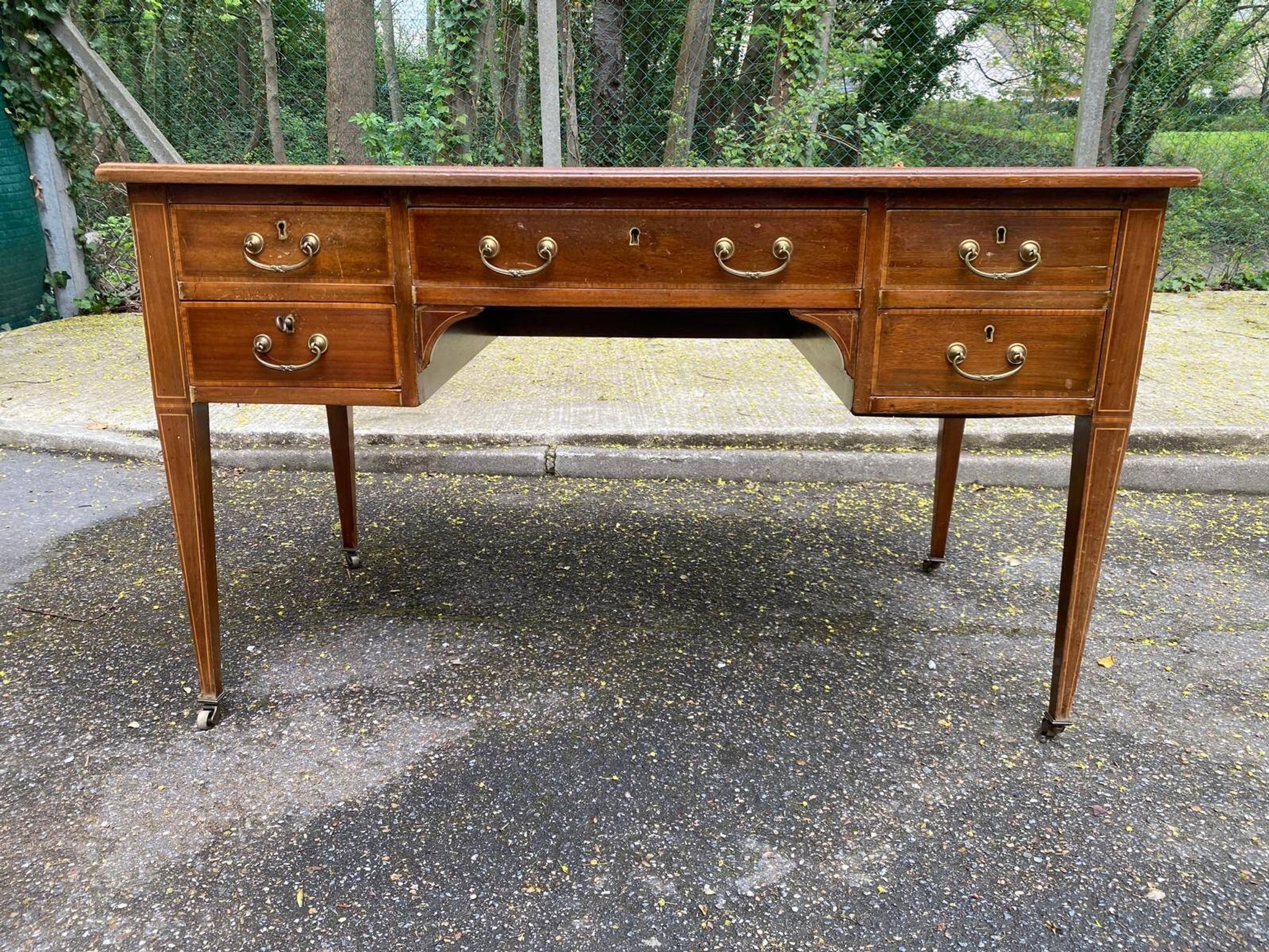 Louis XVI desk in wood and leather from the 19th century