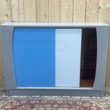 Showcase with sliding doors in painted wood