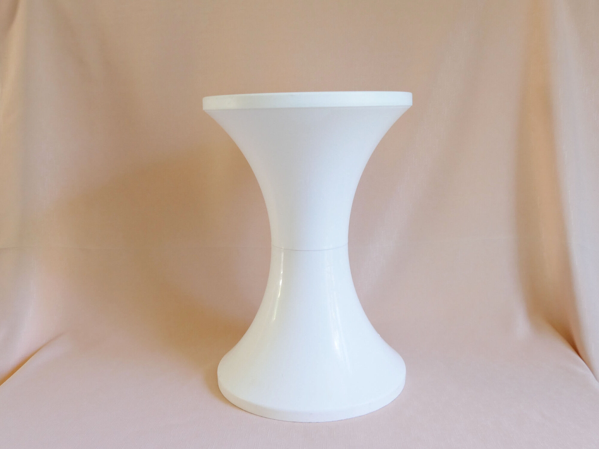Vintage white plastic stool imitation Tam Tam from the space age of the 70s