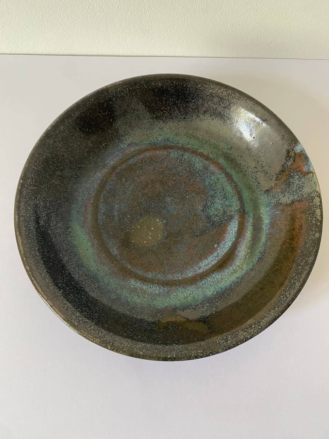 Coupe en céramique émaillée irisée