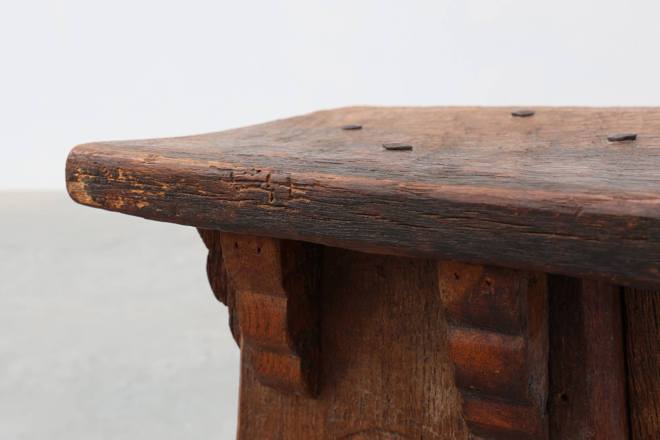Tabouret bas en bois sculpté français du milieu du XIXe siècle de style gothique