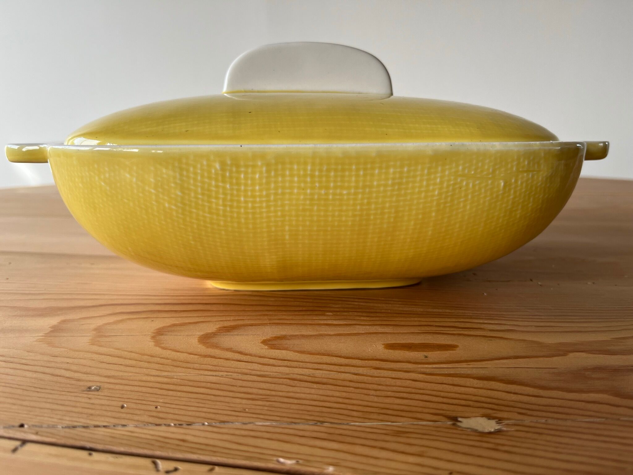 Flat and lid in yellow earthenware from Salins