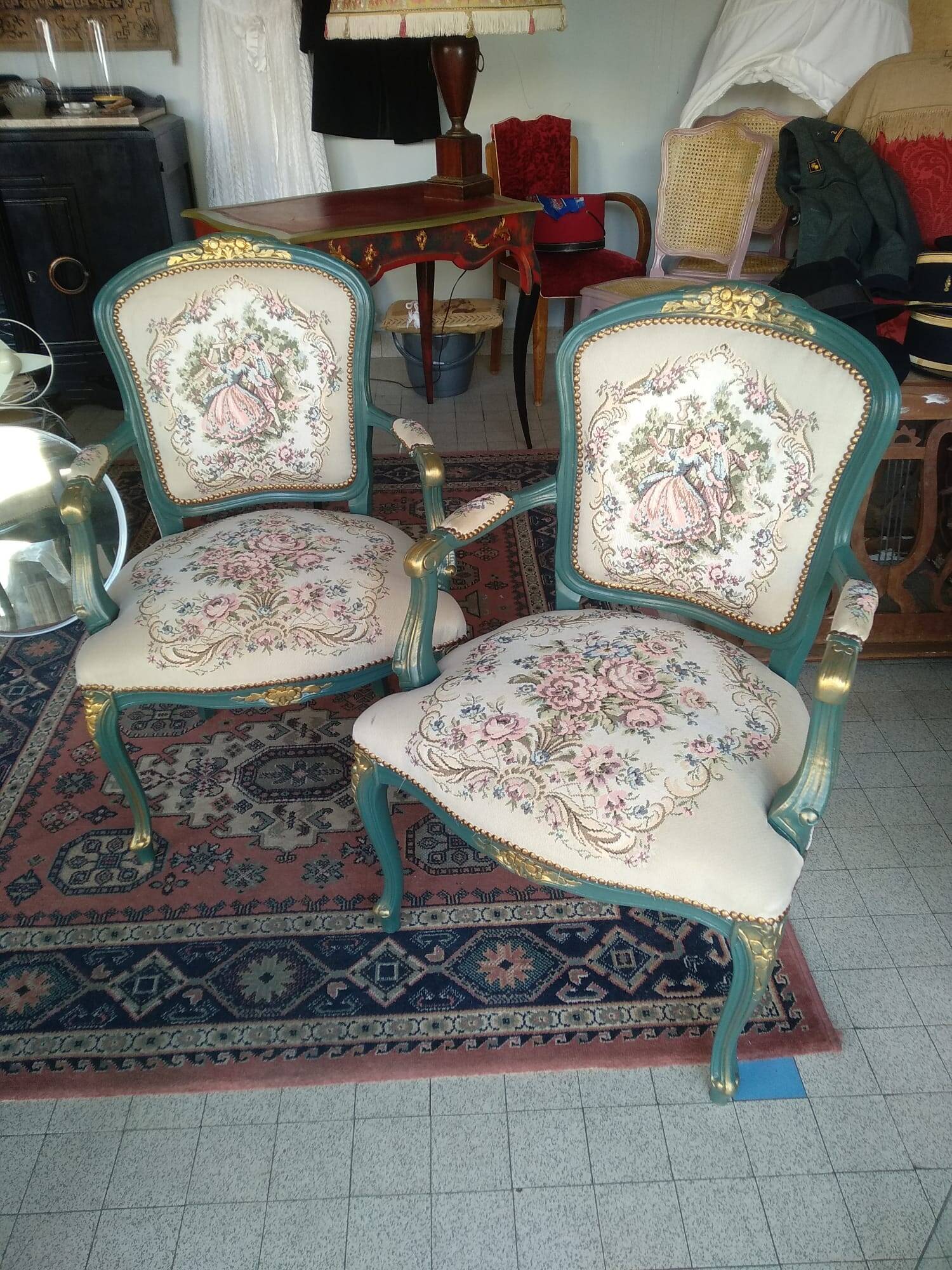 Lot de 2 fauteuils cabriolets de Style Louis XV, rénovés.