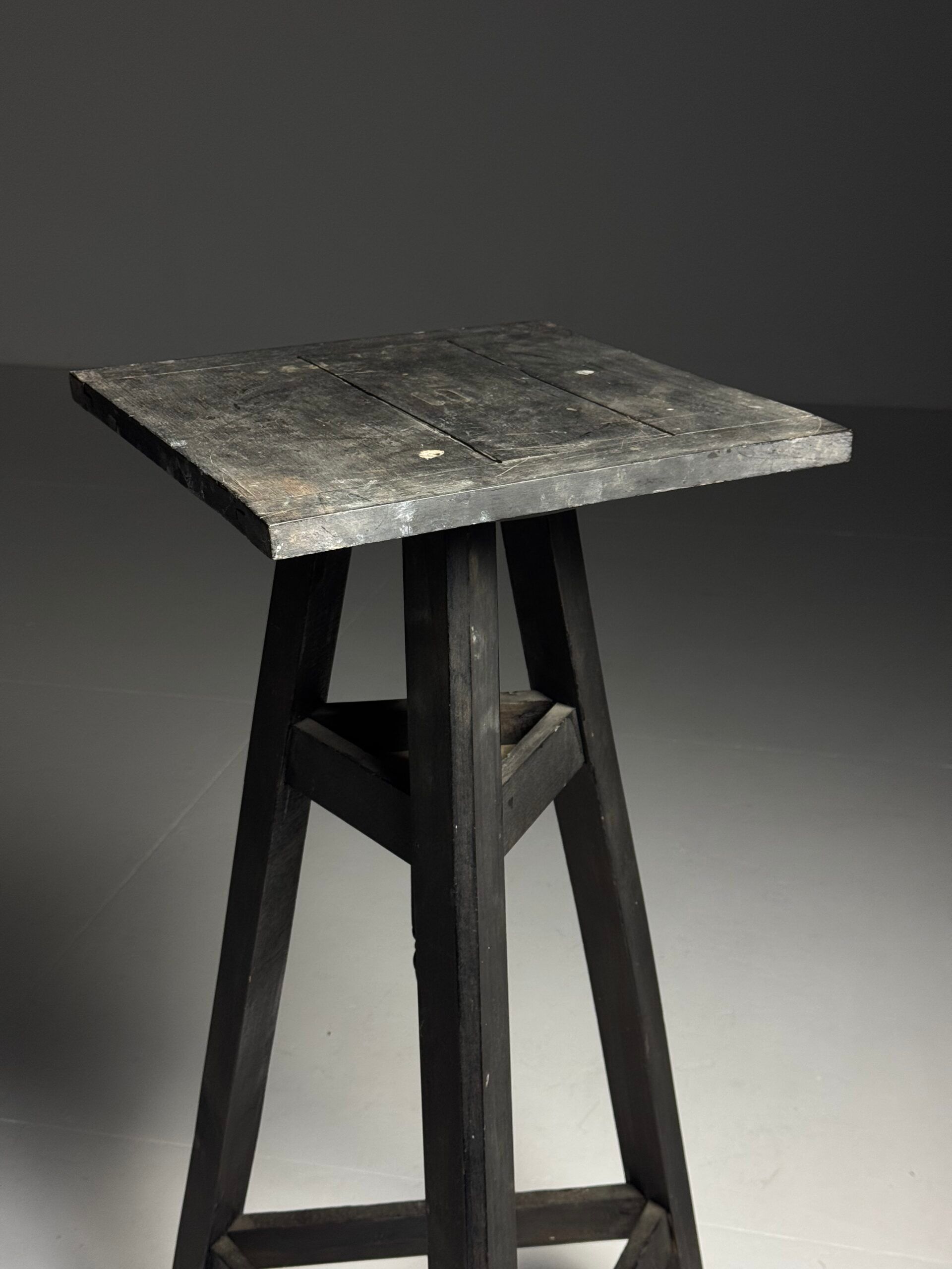 Sculpture stand antique black