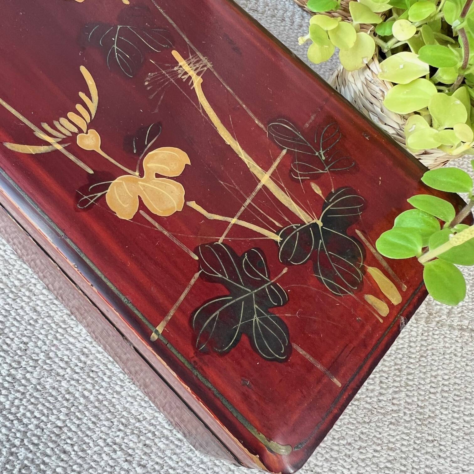 Glove box in lacquered wood